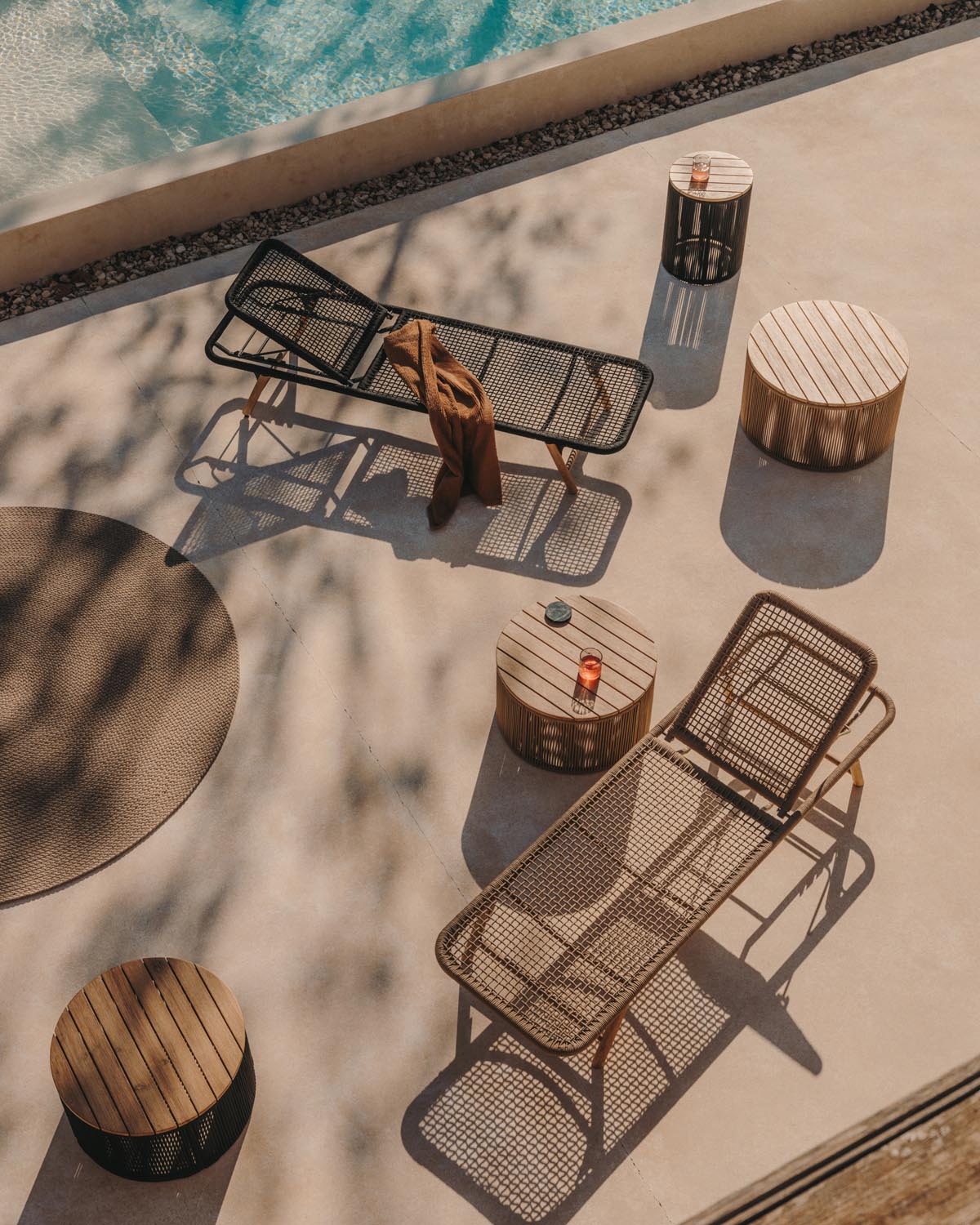 Luxuriöse Dandara Sonnenliege: Stahl, Akazienholz & beiges Geflecht.