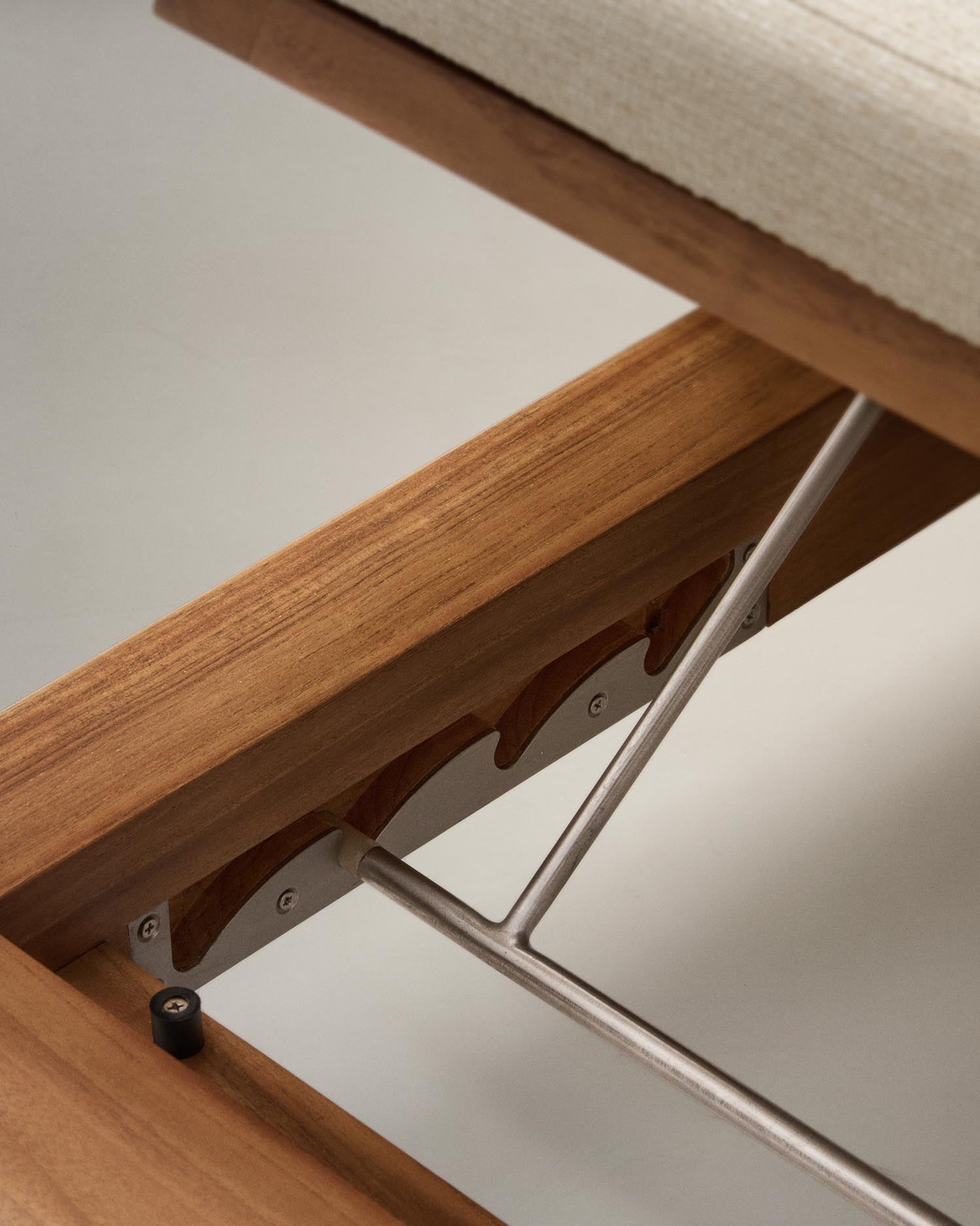 Genießen Sie mit der Turqueta Liege aus FSC-zertifiziertem Teakholz stilvolle Entspannung im Freien – robust, pflegeleicht und umweltfreundlich.