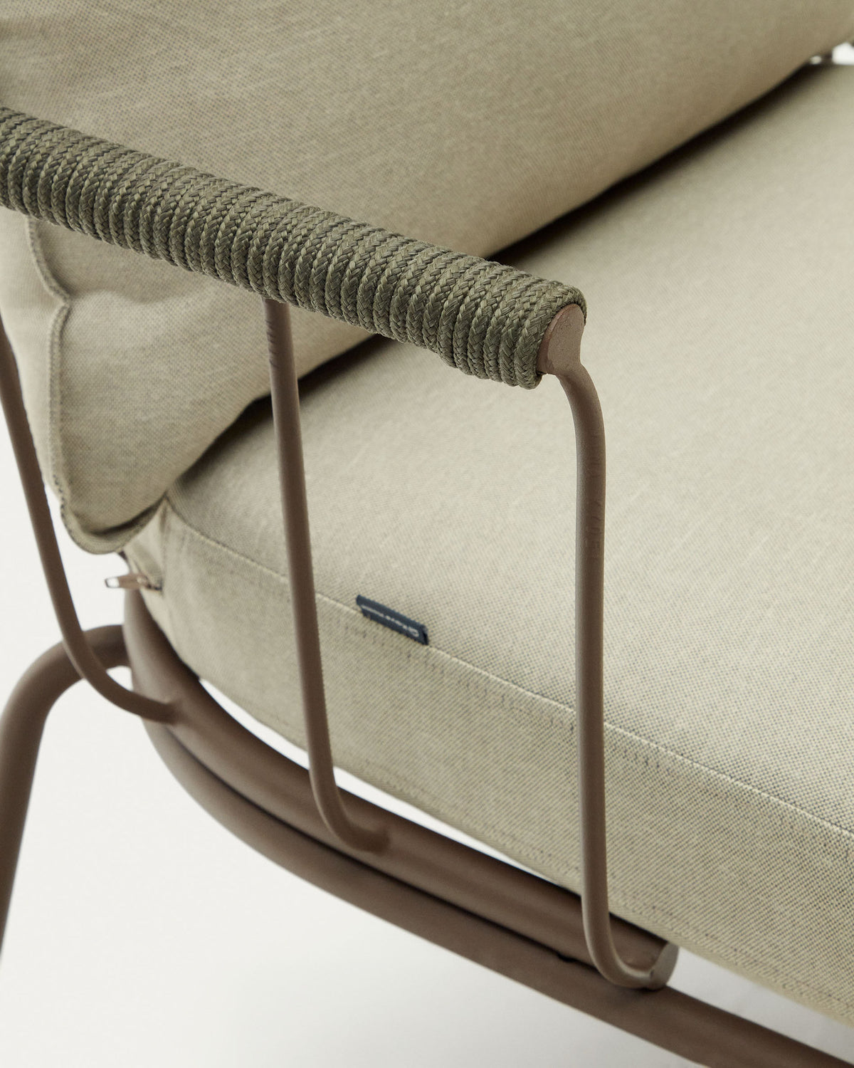 Salguer 2-Sitzer-Sofa aus grünem Seil und Stahl in Braun 134 cm in Braun, Beige, Grün präsentiert im Onlineshop von KAQTU Design AG. Lounge Sofa ist von Kave Home