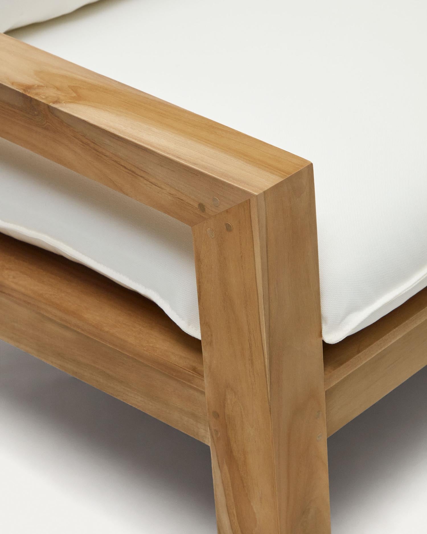 Stilvolles 3-Sitzer-Sofa aus robustem Teakholz, 211 cm. Ideal für gemütliche Abende und einladende Wohnräume.