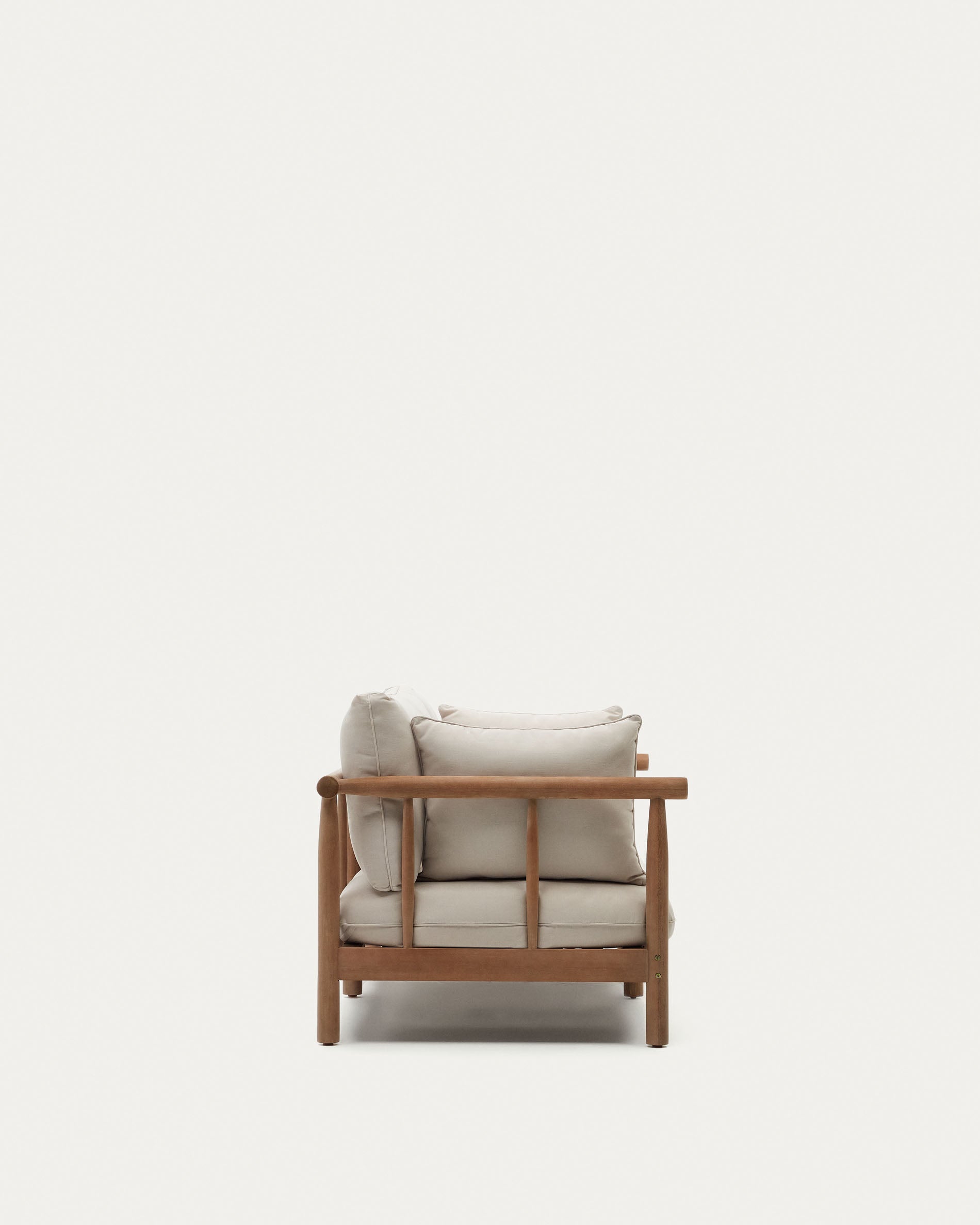 Das Sacova 2-Sitzer-Sofa aus FSC-zertifiziertem Eukalyptusholz vereint modernes Design mit umweltfreundlicher Eleganz.