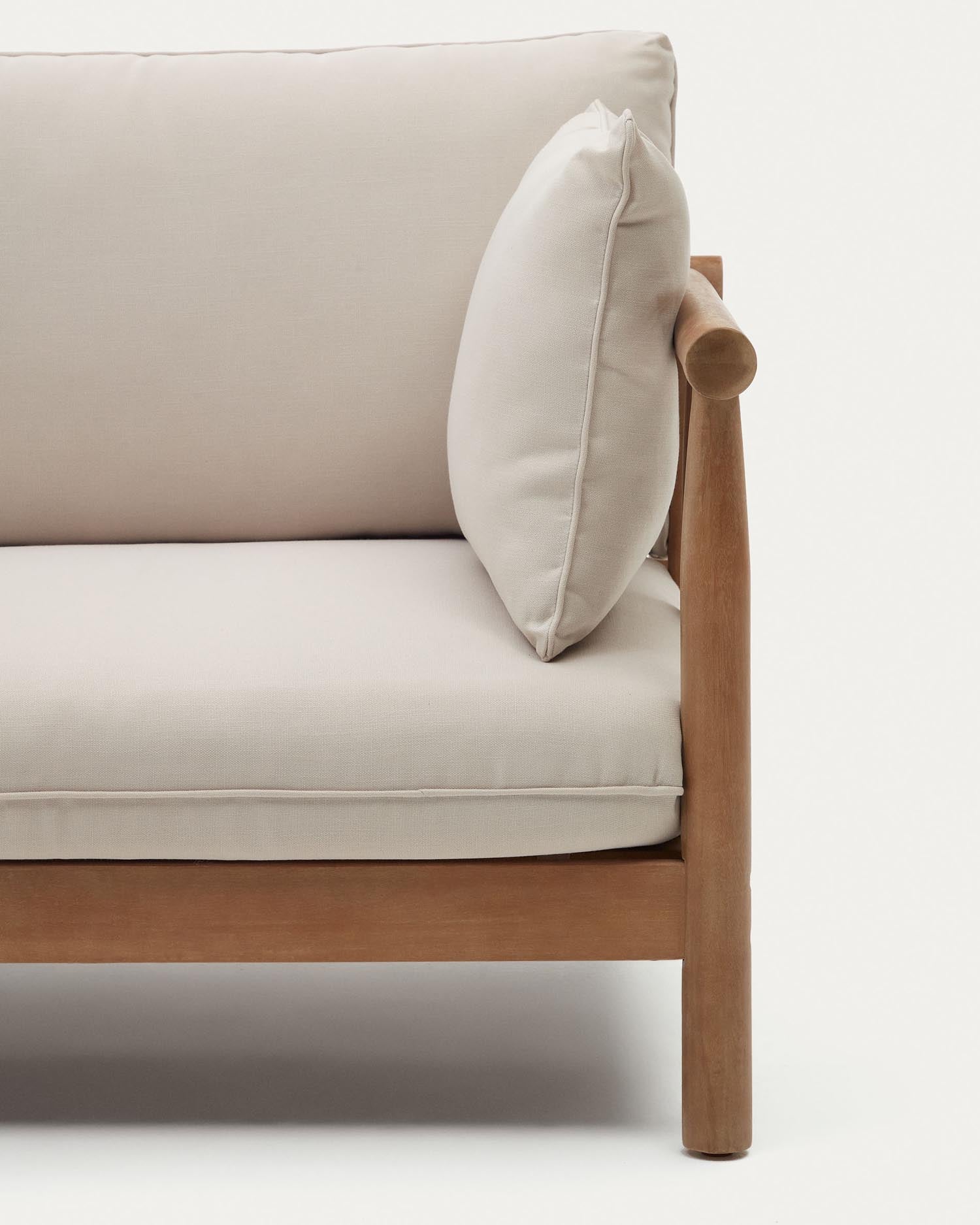 Entspannen Sie stilvoll auf dem Sacova 2-Sitzer-Sofa aus massivem Eukalyptusholz. Nachhaltig, robust und perfekt für jeden Außenbereich.