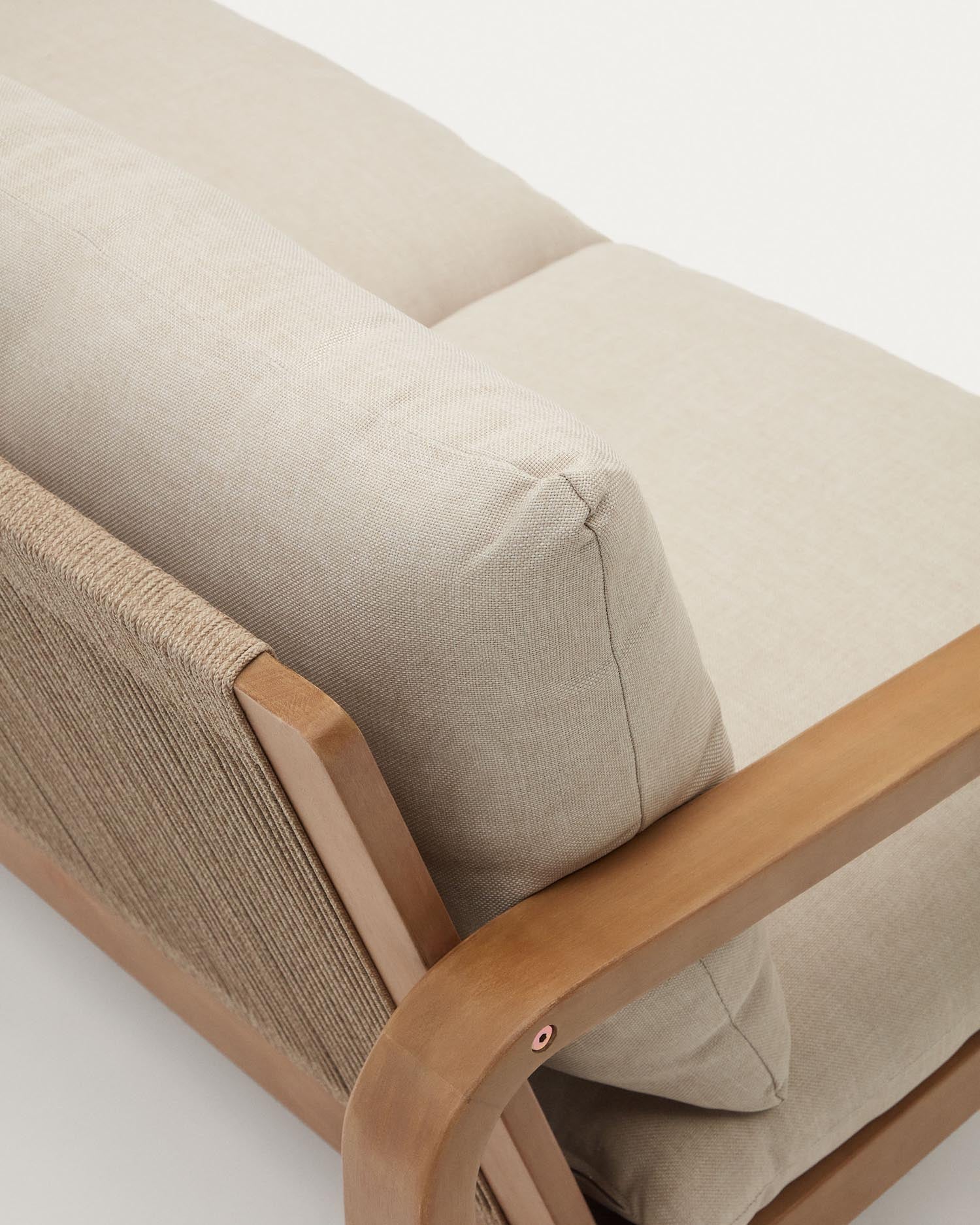 Entdecken Sie das elegante Sacaleta 2-Sitzer-Sofa aus robustem, FSC-zertifiziertem Eukalyptusholz – ideal für stilvolle Outdoor-Entspannung.