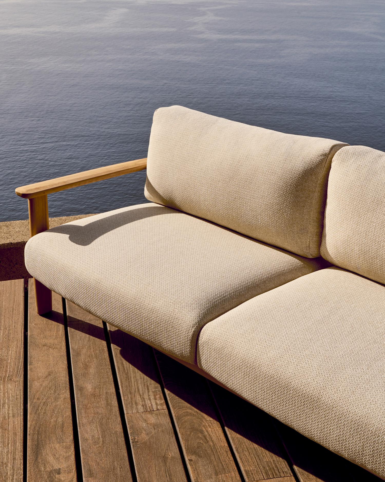 Elegantes 3-Sitzer-Sofa aus FSC-zertifiziertem Teakholz, 212 cm breit, ideal für stilvolle und nachhaltige Wohnräume.