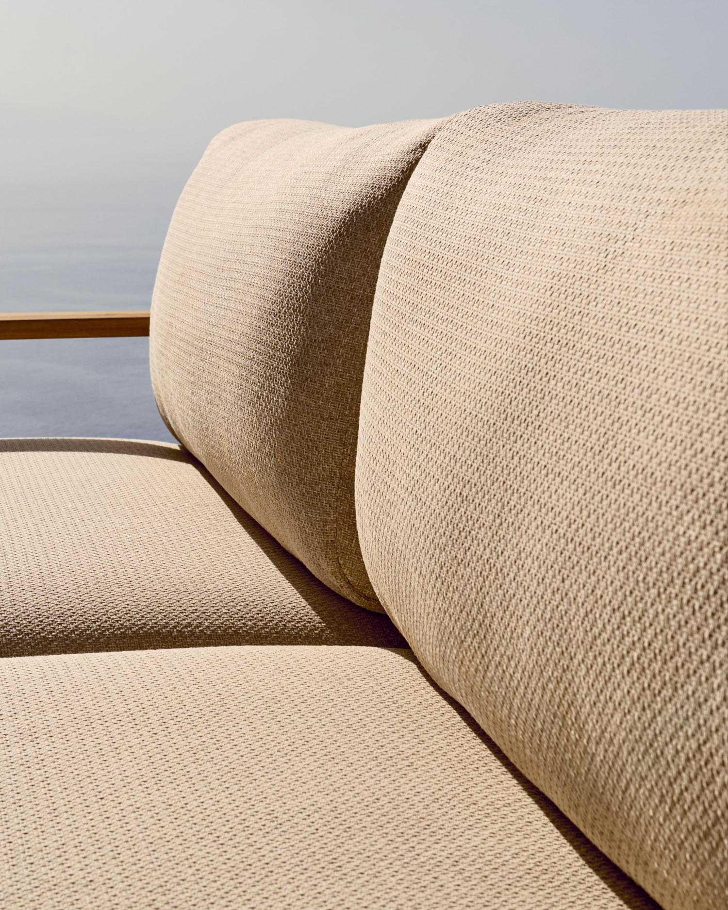 3-Sitzer-Sofa aus FSC-zertifiziertem Teakholz, 212 cm, vereint Stil und Nachhaltigkeit für moderne Wohnräume.