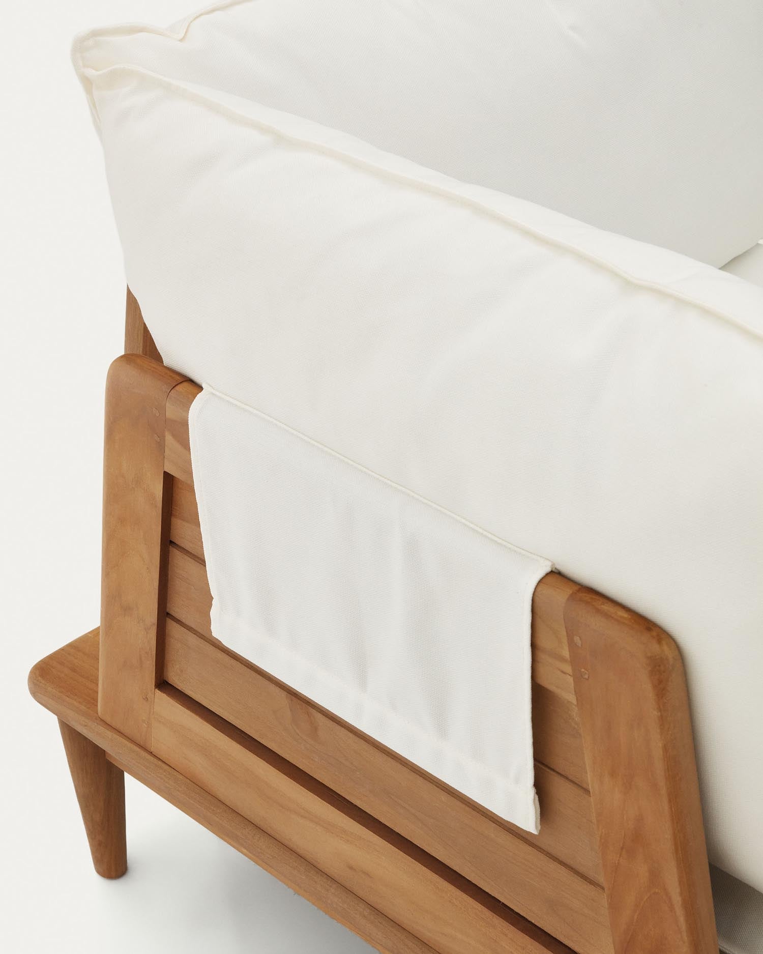 Entdecken Sie den Portitxol Ecksessel von Kave Home: stilvoll, robust aus Teakholz, modular und ideal für Ihre Outdoor-Oase.