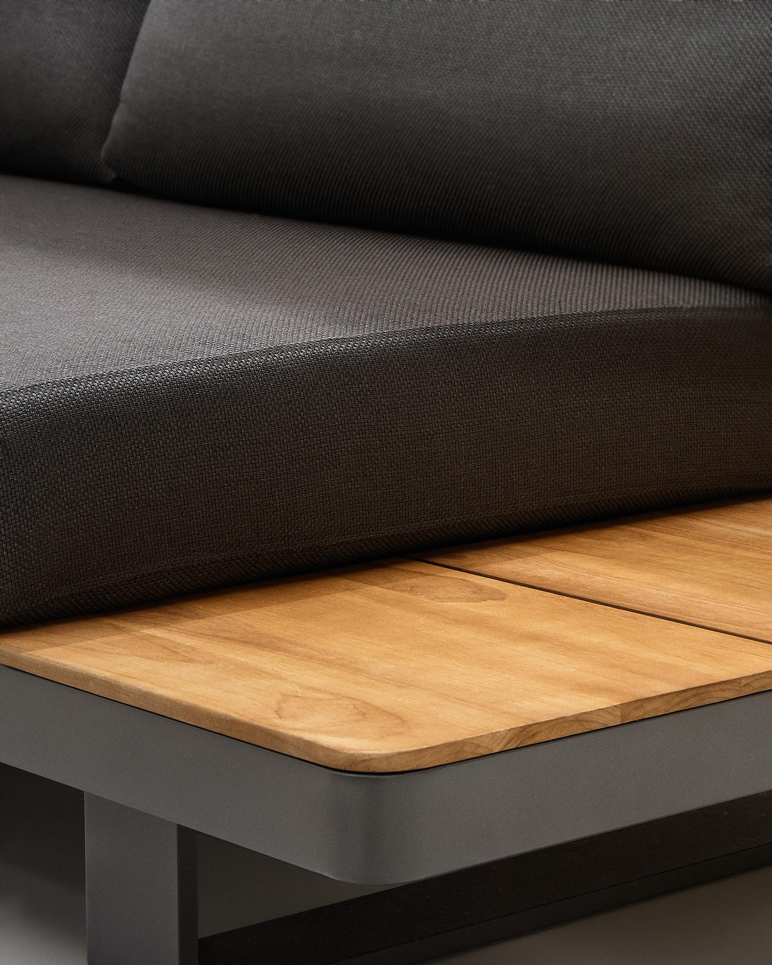 Stilvolles 5-Sitzer-Ecksofa und Tisch aus robustem Teakholz und Aluminium, perfekt für gemütliche Stunden im Freien.