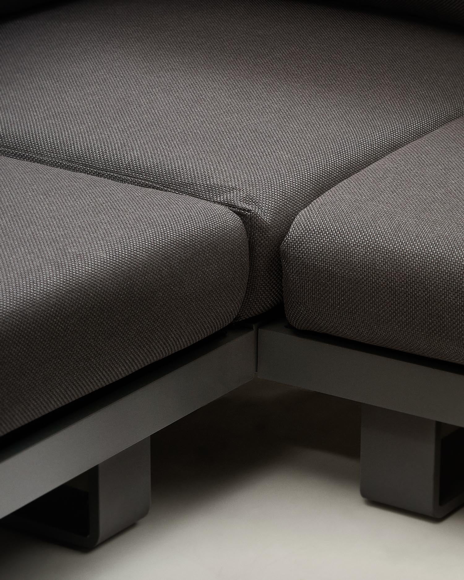 Stilvolles Tosqueta Set: 5-Sitzer-Ecksofa und Teakholztisch, perfekt für gemütliche Stunden im Freien. Nachhaltig und elegant!