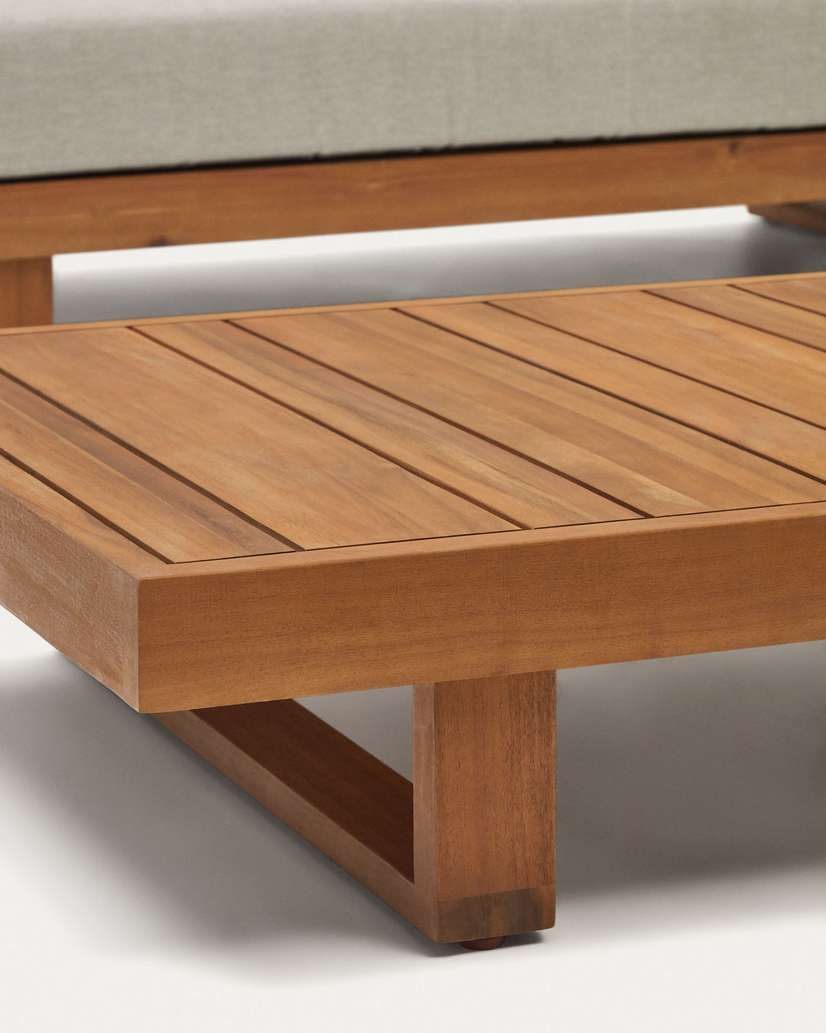 Raco Set aus 5-Sitzer-Ecksofa und Couchtisch massives Akazienholz FSC 100% in Natur präsentiert im Onlineshop von KAQTU Design AG. Loungeset ist von Kave Home