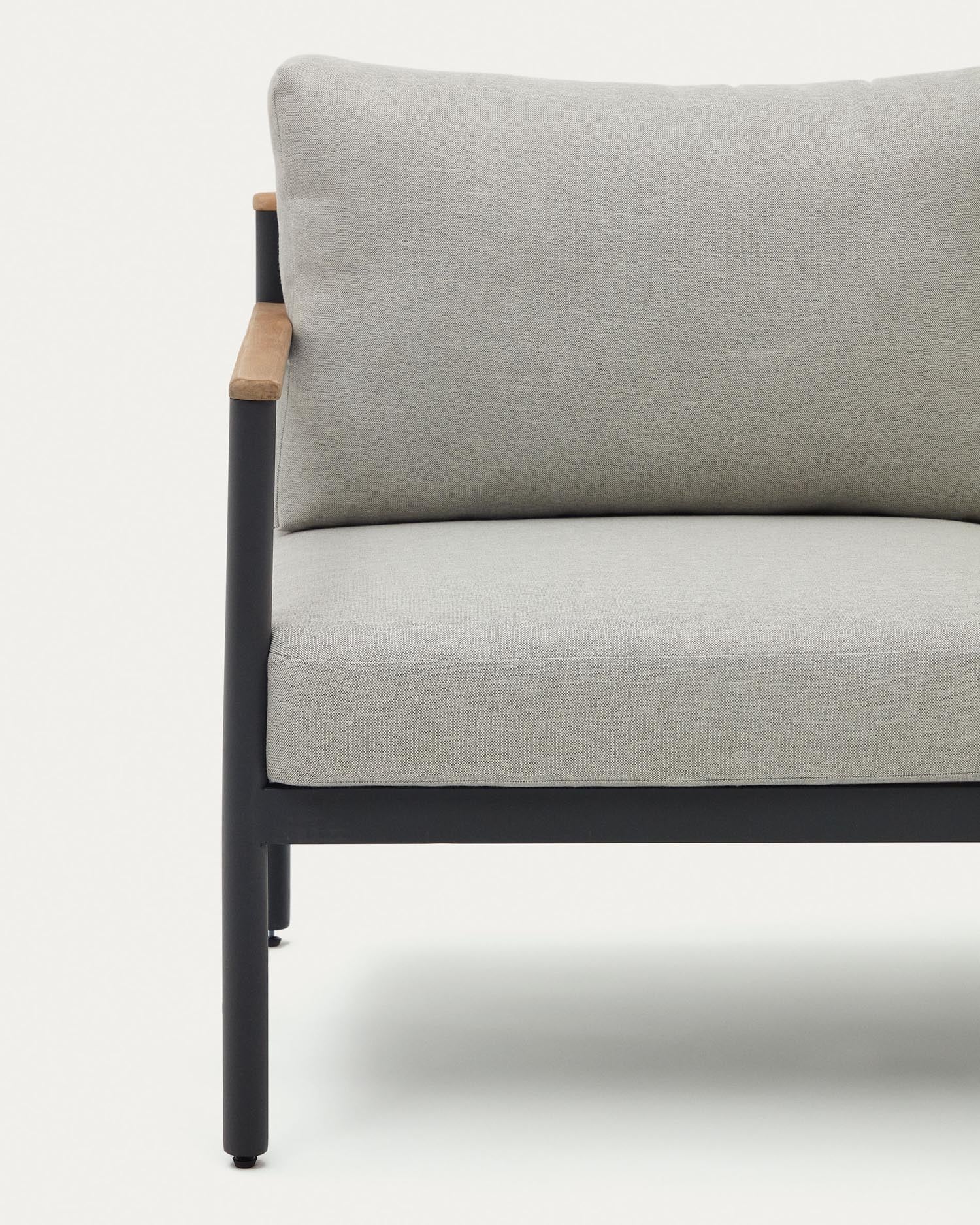 Elegantes Lounge-Set für den Außenbereich: 2-Sitzer-Sofa, 2 Sessel und Couchtisch aus robustem Aluminium und nachhaltigem Akazienholz.