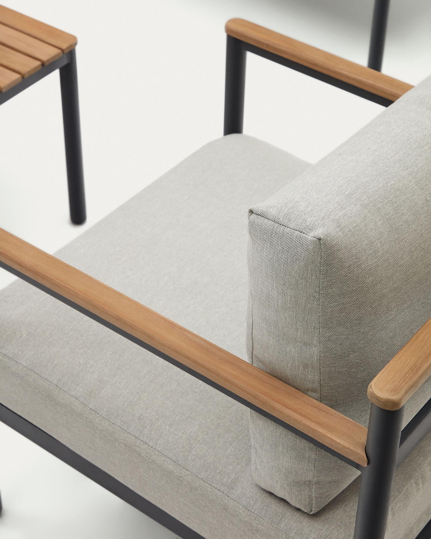 Stilvolles Aiguafreda Set: 2-Sitzer-Sofa, 2 Sessel und Couchtisch aus langlebigem Aluminium und FSC-zertifiziertem Akazienholz für entspannte Stunden im Freien.