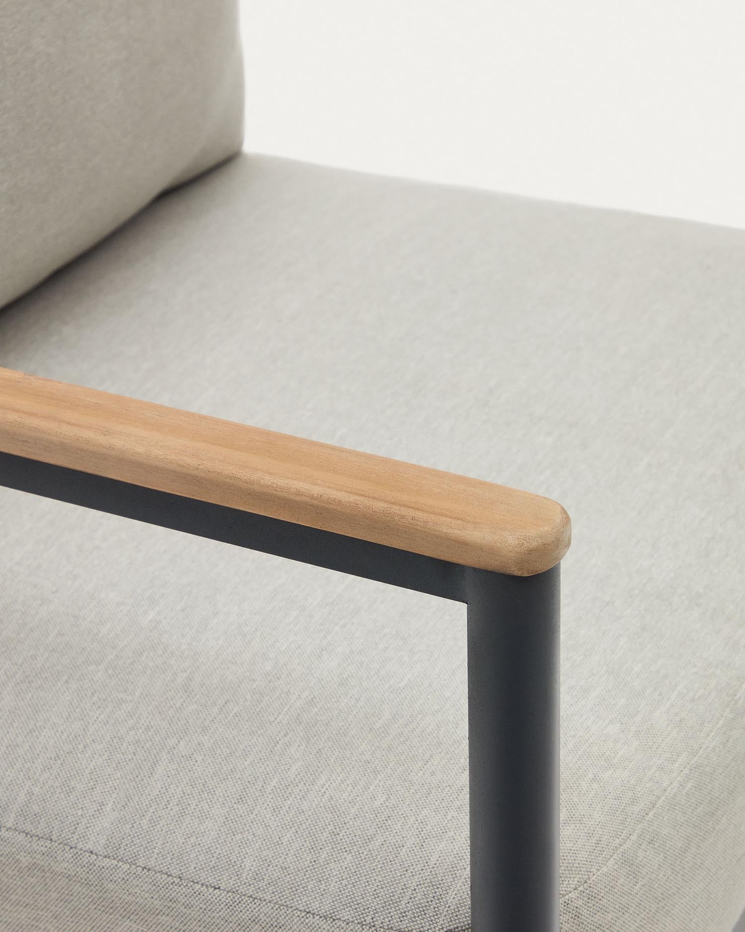 Entspannen Sie stilvoll im Freien mit dem Aiguafreda Set: 2-Sitzer-Sofa, 2 Sessel und ein eleganter Couchtisch aus robustem Aluminium und nachhaltigem Akazienholz.