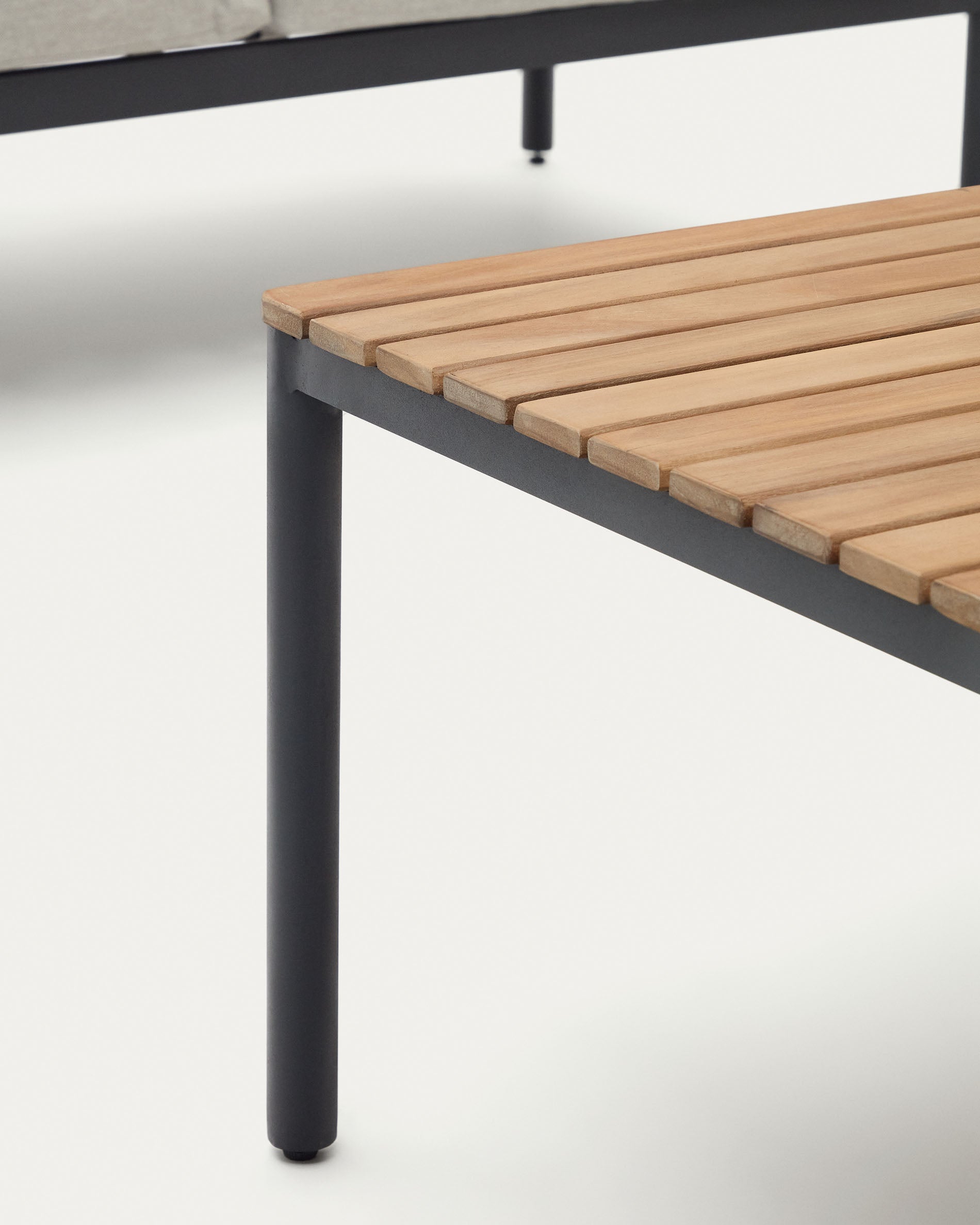 Genießen Sie stilvolle Momente im Freien mit dem Aiguafreda Set: 2-Sitzer-Sofa, 2 Sessel und ein Couchtisch aus langlebigem Aluminium und FSC-zertifiziertem Akazienholz.