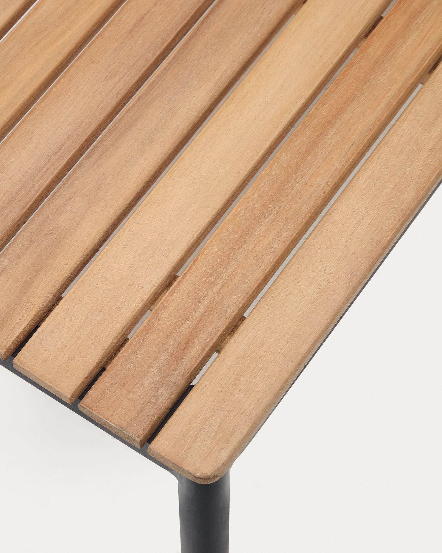 Erleben Sie entspannte Stunden im Freien mit dem Aiguafreda Set: elegantes 2-Sitzer-Sofa, zwei bequeme Sessel und ein robuster Couchtisch aus hochwertigem Aluminium und nachhaltigem Akazienholz.