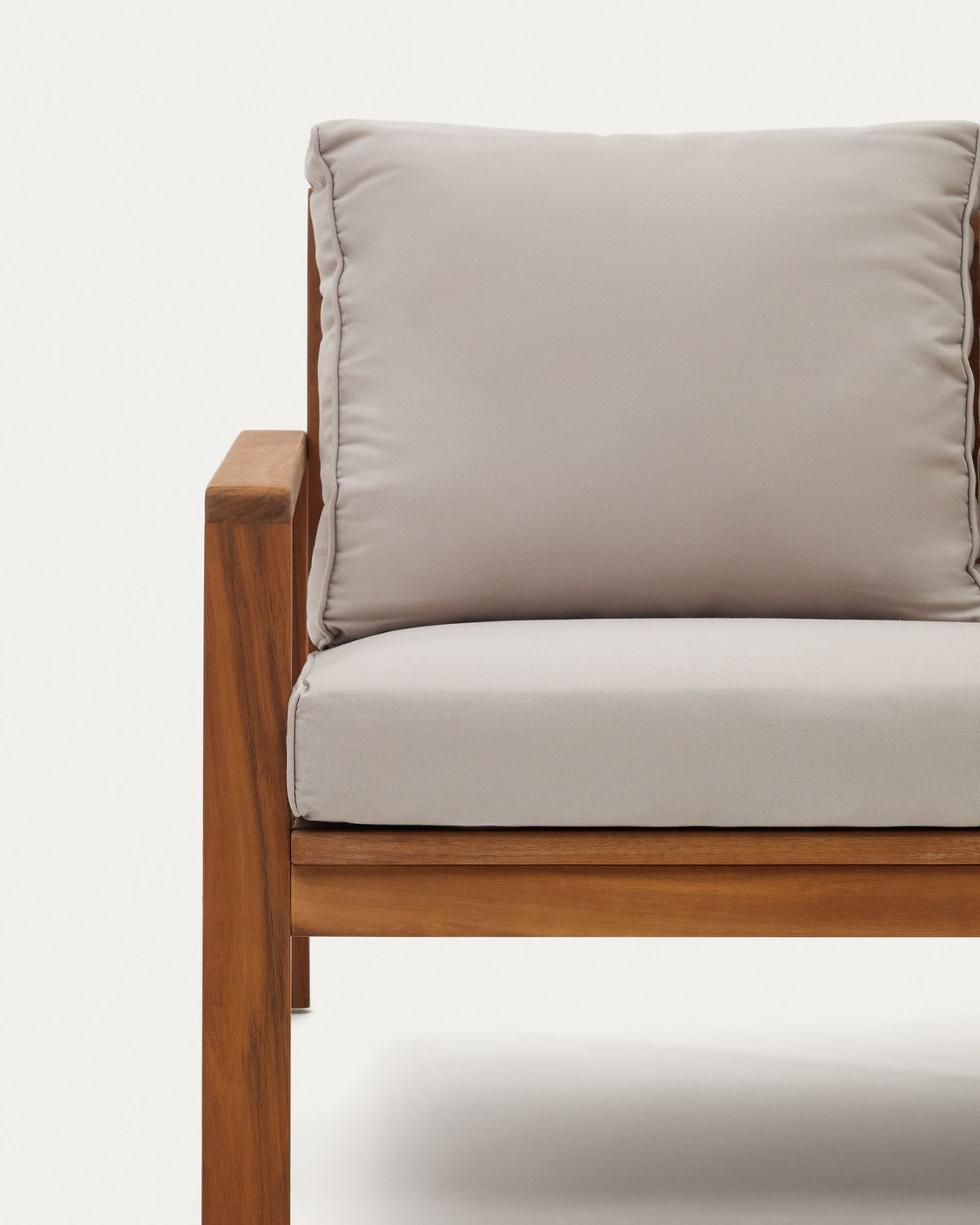 Frares Set aus 2-Sitzer-Sofa, 2 Sesseln und Couchtisch massives Akazienholz FSC 100% in Natur präsentiert im Onlineshop von KAQTU Design AG. Loungeset ist von Kave Home