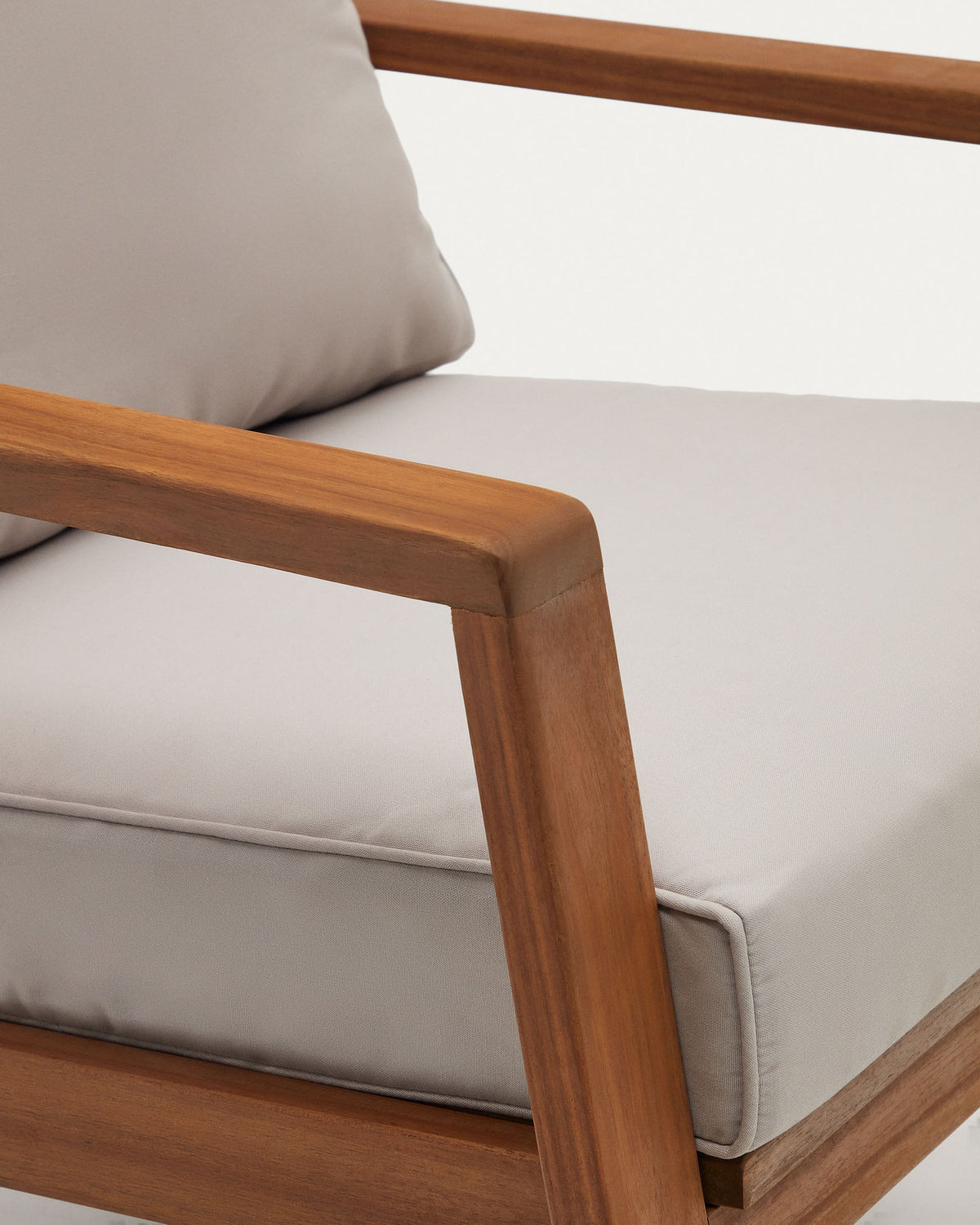 Frares Set aus 2-Sitzer-Sofa, 2 Sesseln und Couchtisch massives Akazienholz FSC 100% in Natur präsentiert im Onlineshop von KAQTU Design AG. Loungeset ist von Kave Home