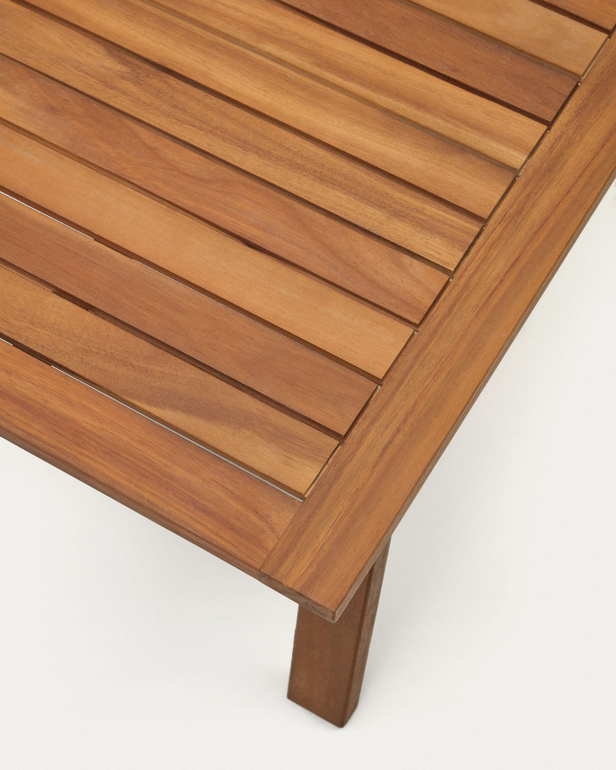 Frares Set aus 2-Sitzer-Sofa, 2 Sesseln und Couchtisch massives Akazienholz FSC 100% in Natur präsentiert im Onlineshop von KAQTU Design AG. Loungeset ist von Kave Home
