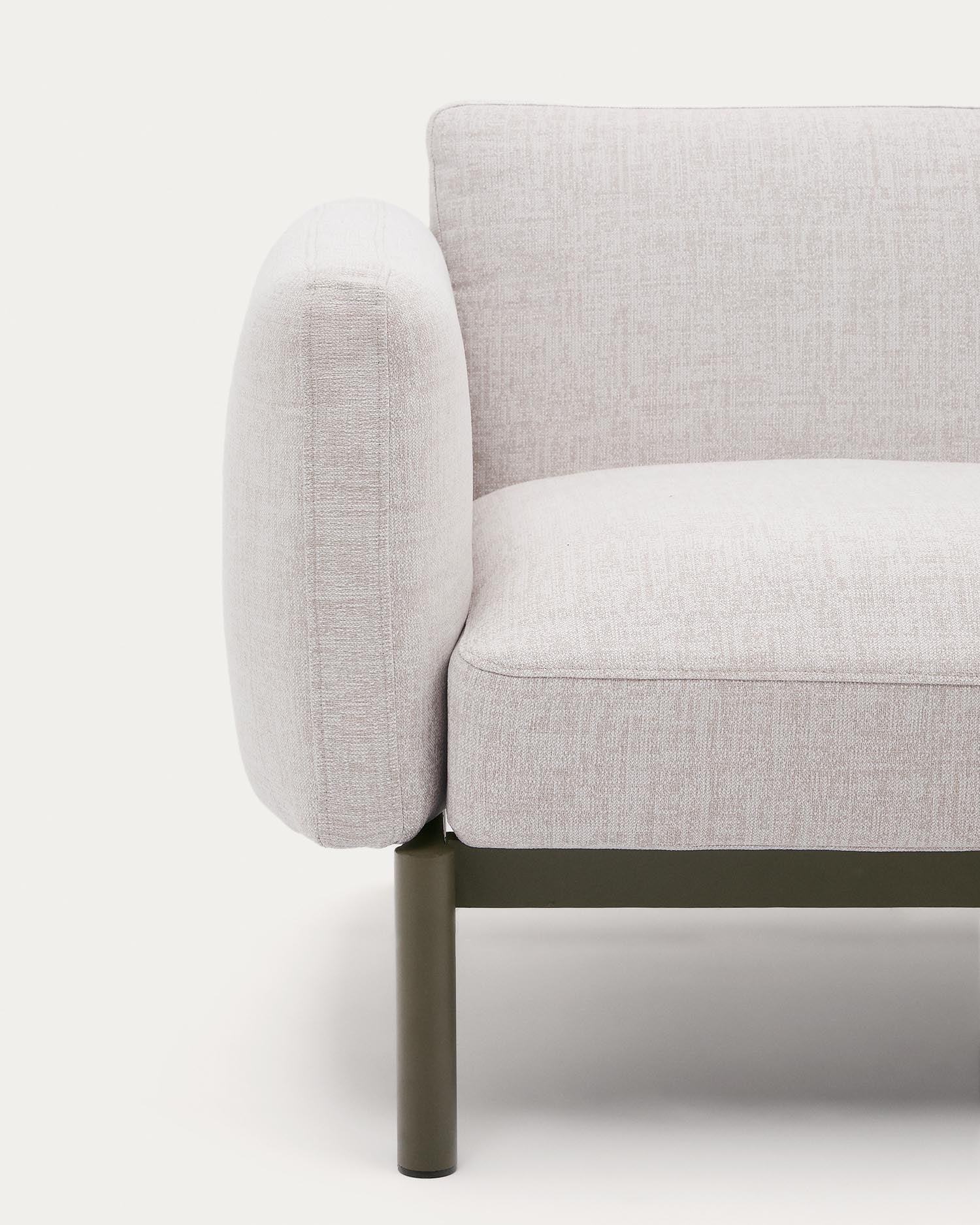 Modulares 5-Sitzer-Ecksofa Sorells von Kave Home: Beige Polsterung, grüner Aluminiumrahmen, wetterfest und flexibel für jeden Außenbereich.