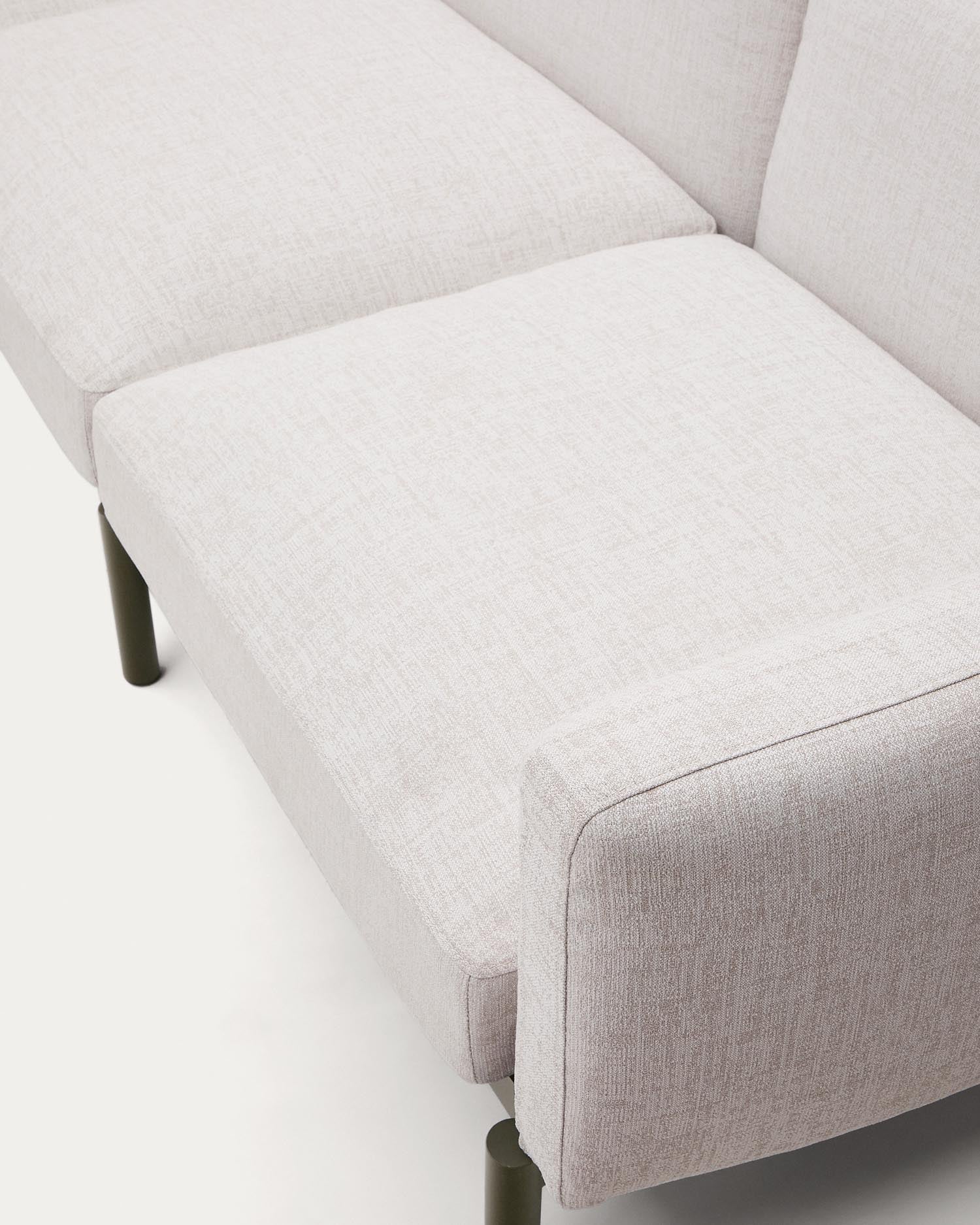 Gestalten Sie Ihren Außenbereich mit dem modularen 5-Sitzer-Ecksofa Sorells von Kave Home: Elegante beige Polsterung, langlebiger grüner Aluminiumrahmen, perfekt für gesellige Momente.