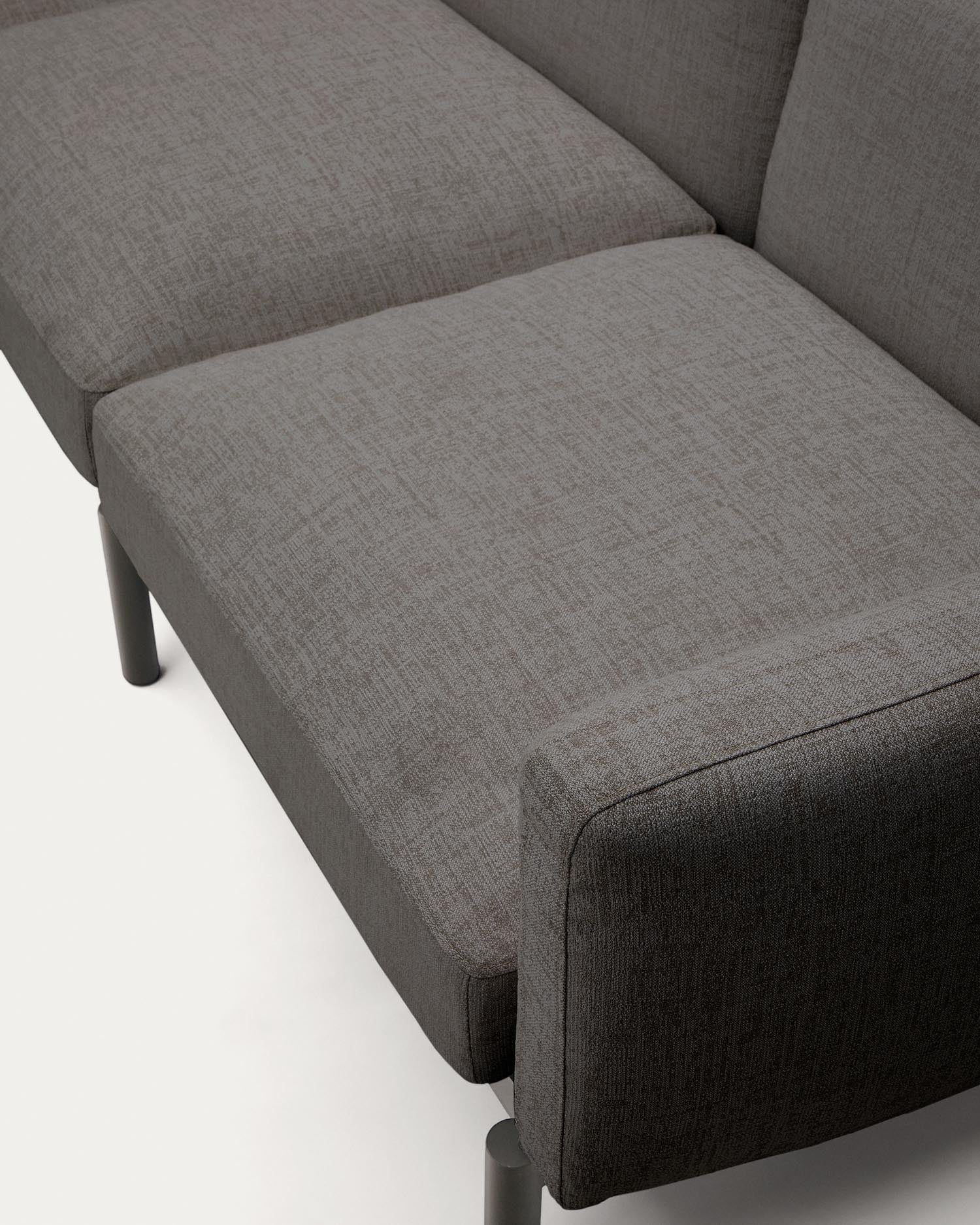 Genießen Sie mit dem Sorells 5-Sitzer-Ecksofa von Kave Home stilvolle Momente im Freien. Modular, robust und wetterfest für höchsten Komfort.