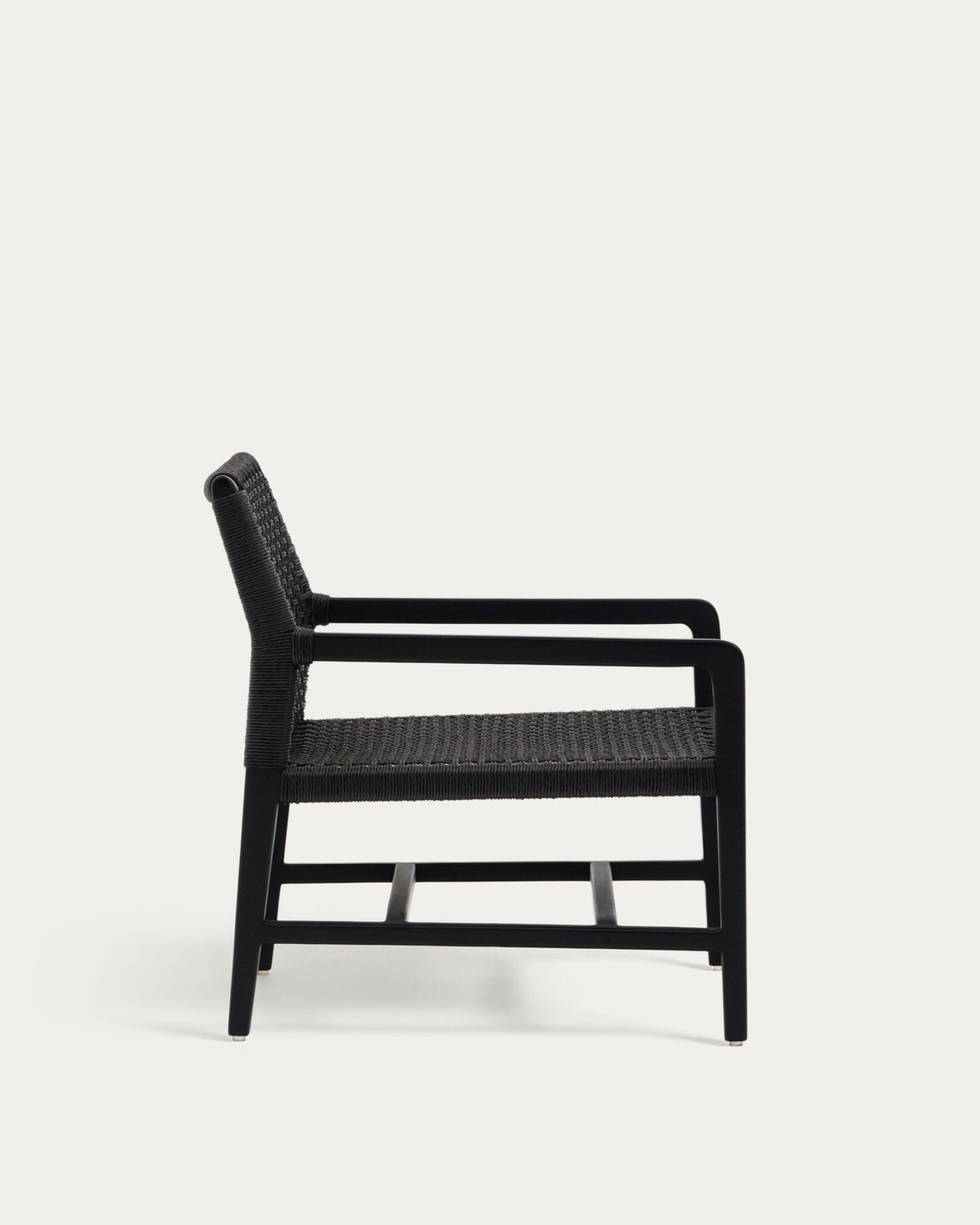 Sabolla Sessel aus massivem Teakholz mit schwarzem Finish in Schwarz präsentiert im Onlineshop von KAQTU Design AG. Outdoor-Sessel mit Armlehnen ist von Kave Home