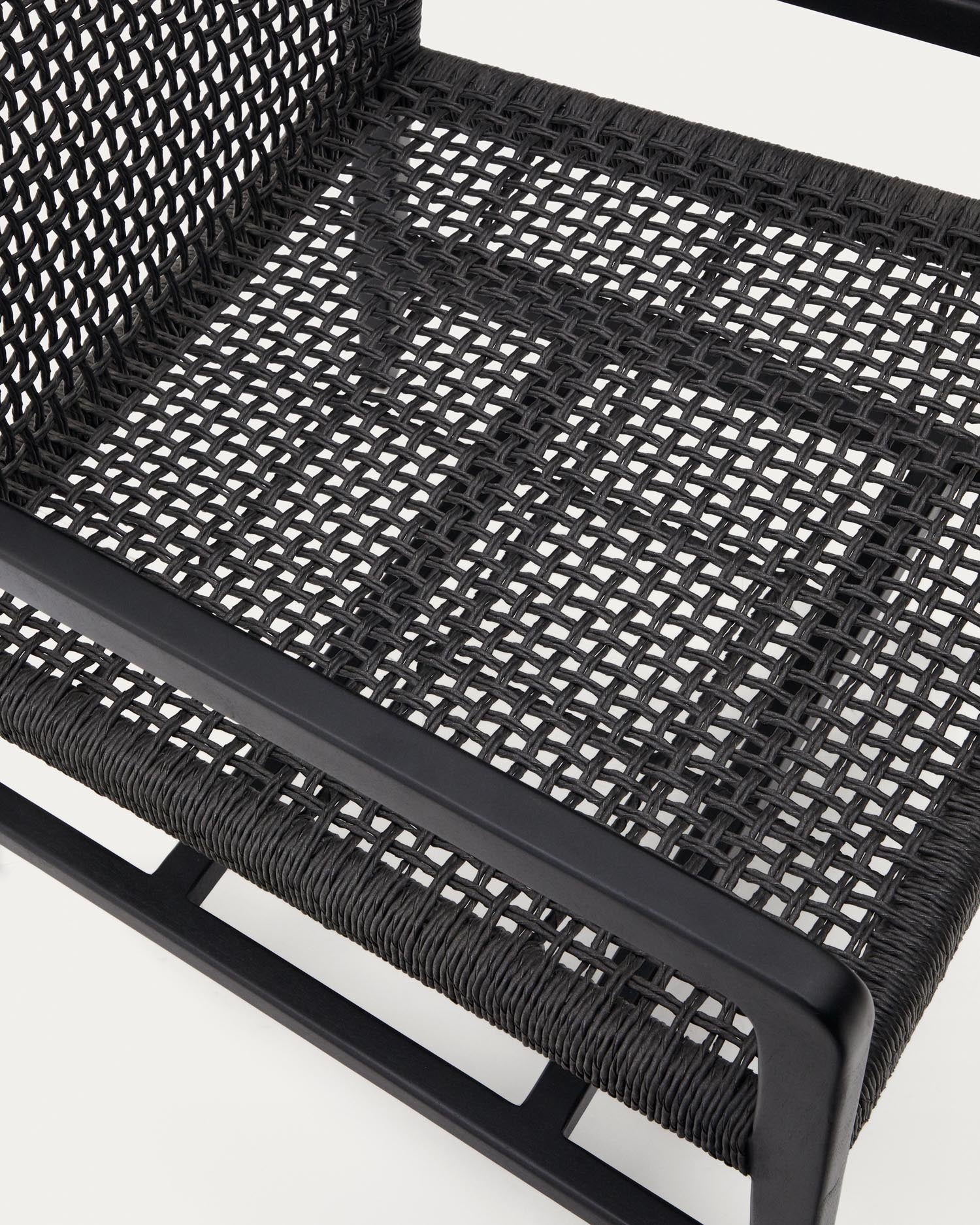 Entdecke den Sabolla Sessel von Kave Home: Massives Teakholz, modernes schwarzes Finish – perfekter Komfort für stilvolle Outdoor-Momente.