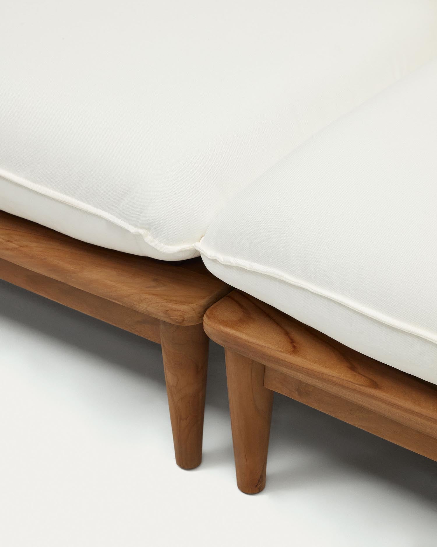 Erlebe das Portitxol Set: 2 modulare Teakholz-Sessel, die Stil, Komfort und Anpassungsfähigkeit für deinen Außenbereich vereinen.