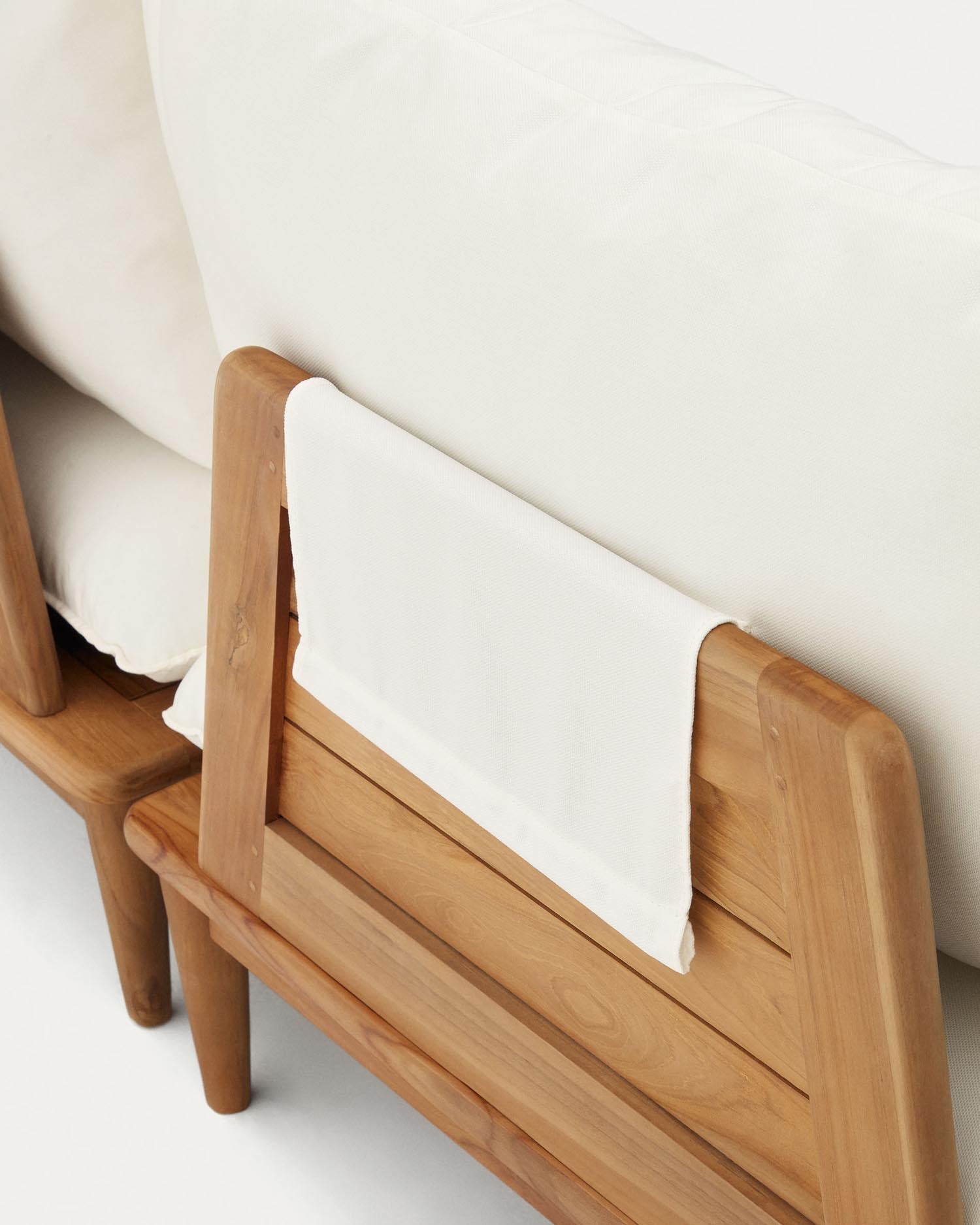 Entdecke das Portitxol Set: 2 stilvolle, modulare Sessel aus robustem Teakholz, ideal für eine einladende Outdoor-Oase.