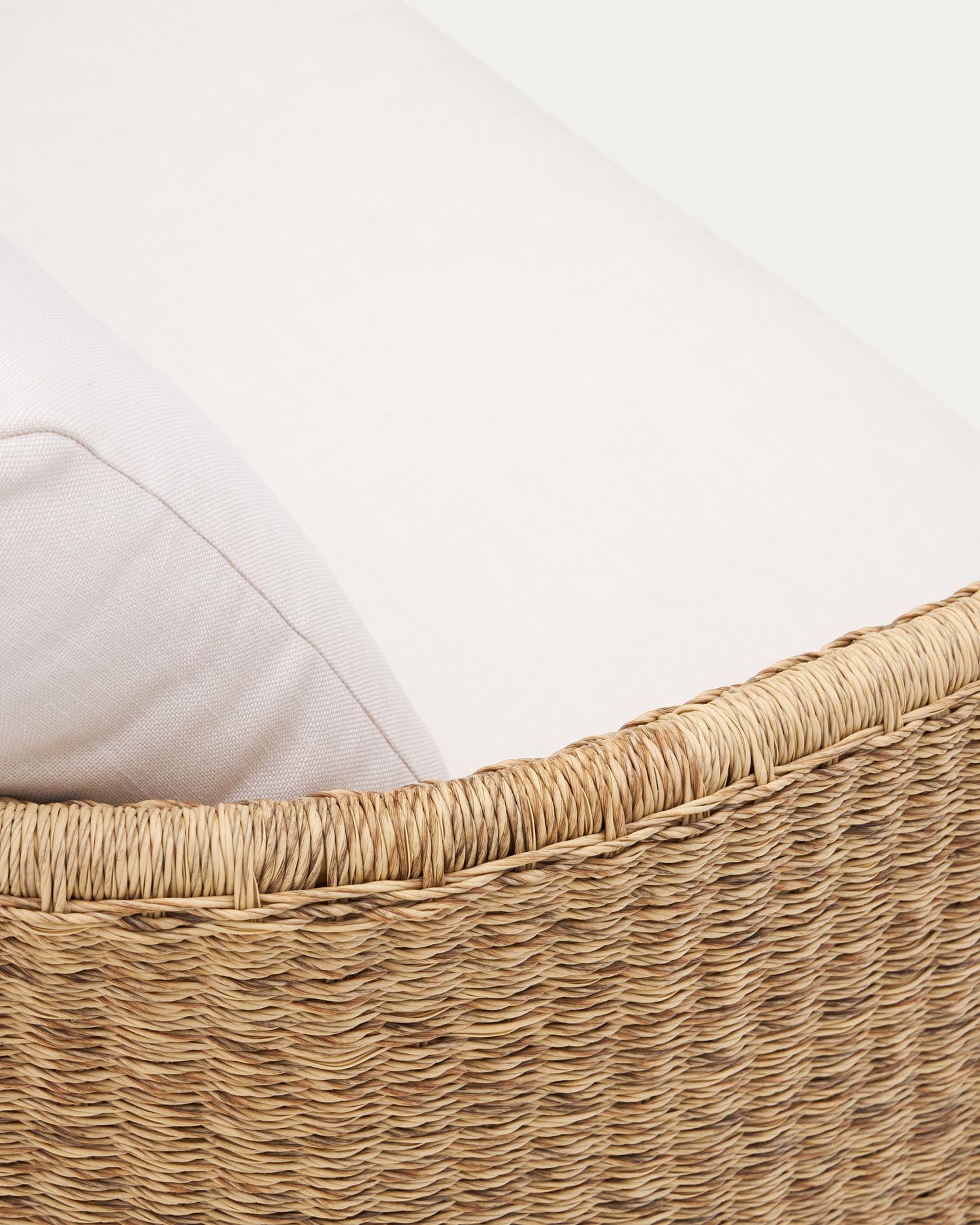 Stilvolles 3-Sitzer-Sofa aus robustem synthetischem Rattan und nachhaltigem Eukalyptusholz, perfekt für entspannte Momente drinnen und draußen.