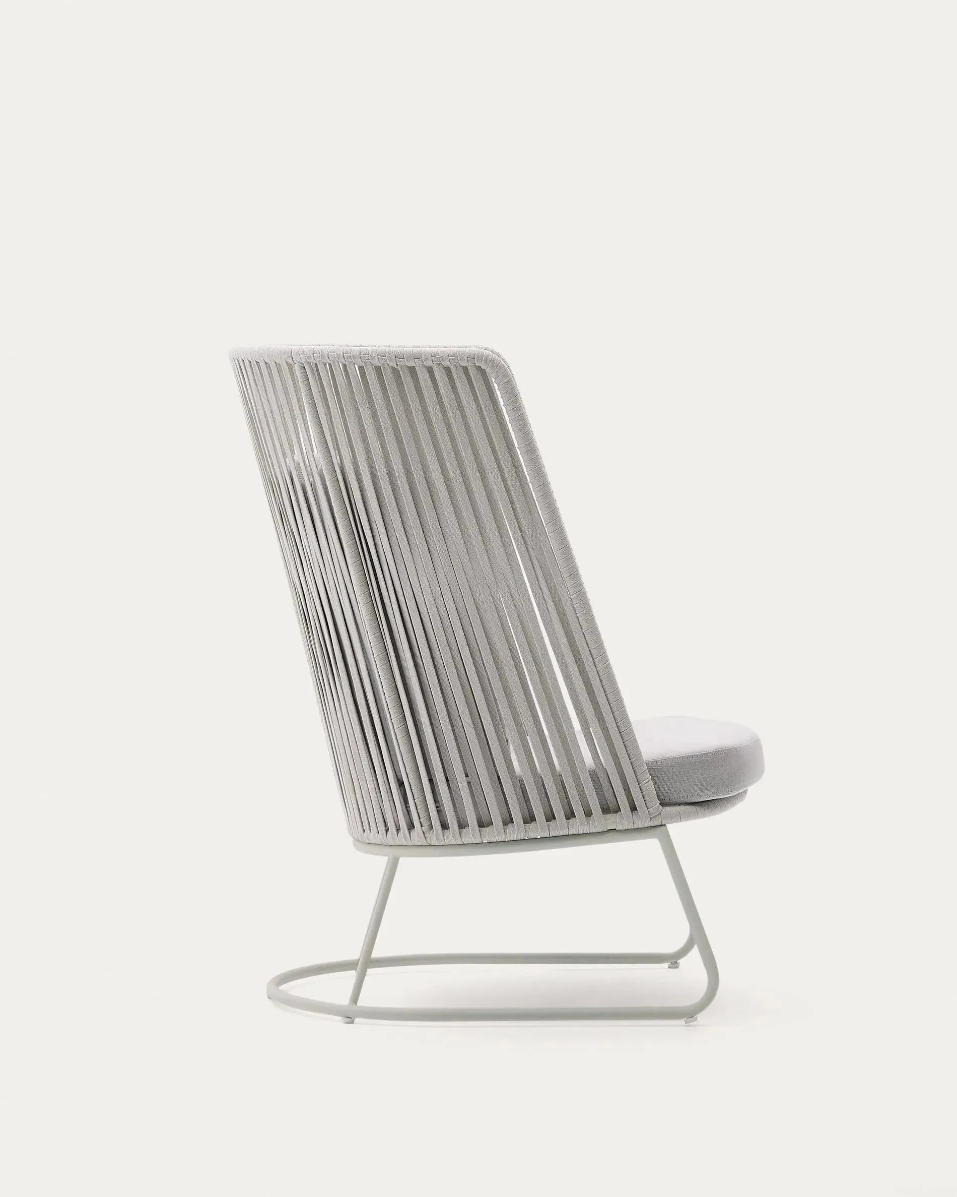 Moderner Outdoor-Sessel Saconca mit hoher Rückenlehne, gefertigt aus Seil und verzinktem Stahl, perfekt für elegante Außenbereiche.