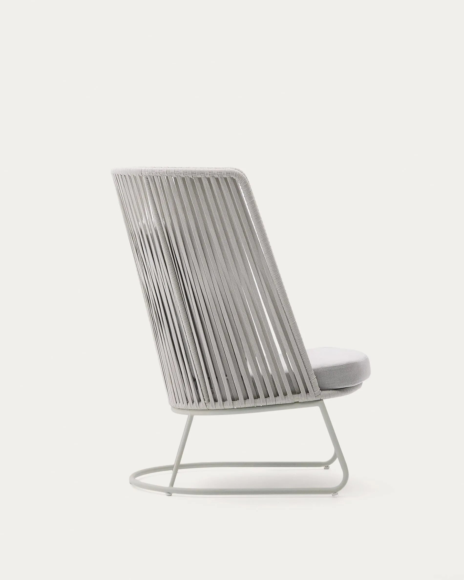 Eleganter Outdoor-Sessel Saconca mit hoher Rückenlehne, aus robustem Seil und verzinktem Stahl, ideal für stilvolle Terrassen.