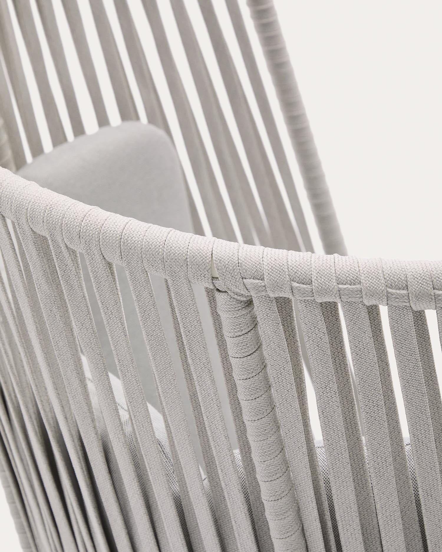 Eleganter Outdoor-Sessel Saconca mit hoher Rückenlehne, aus robustem Seil und verzinktem Stahl, ideal für stilvolle Terrassen.