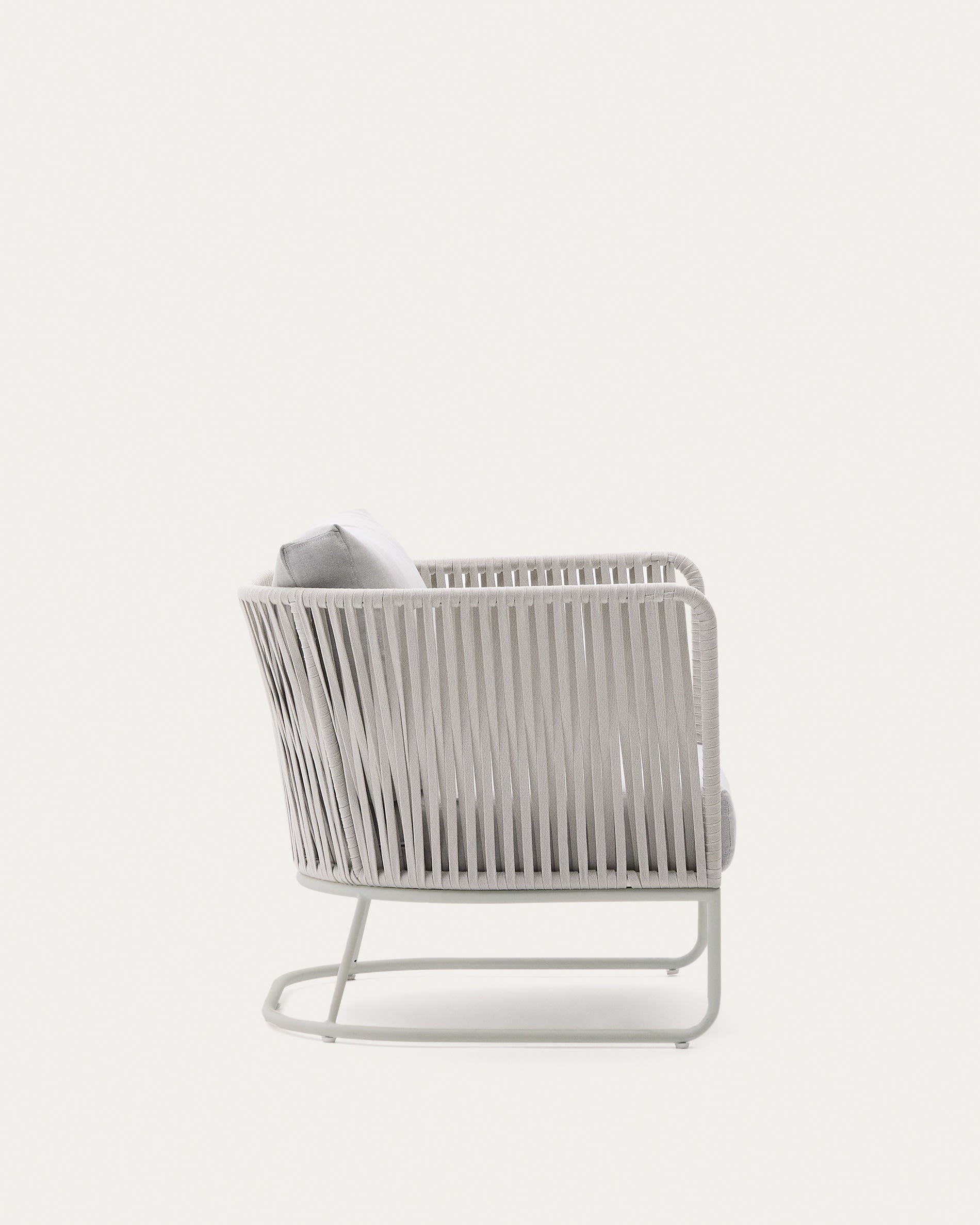 Eleganter Outdoor-Sessel aus verzinktem Stahl und Seil, perfekt für moderne Terrassen. Langlebig, wetterfest und stilvoll.