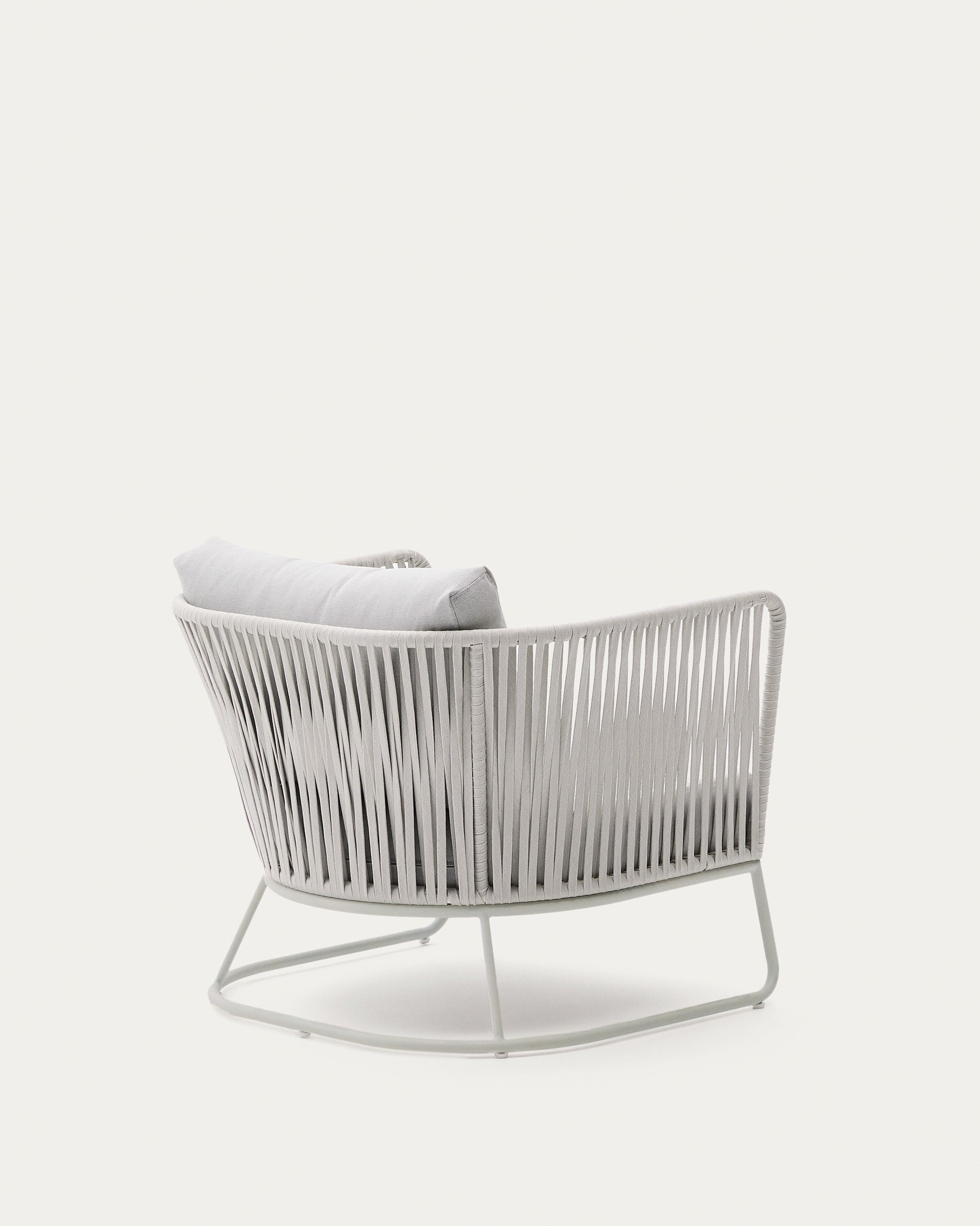 Moderner Outdoor-Sessel aus grauem Stahl und Seil, ideal für den Garten. Robust, stilvoll und wetterbeständig.