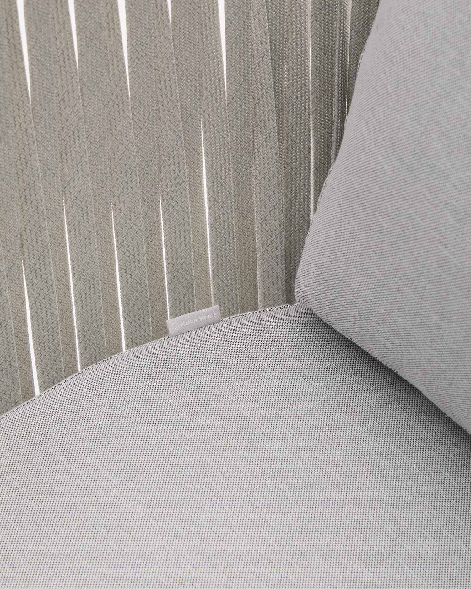 Eleganter Outdoor-Sessel aus verzinktem Stahl und Seil, perfekt für Garten oder Terrasse. Wetterfest und modern im Design.