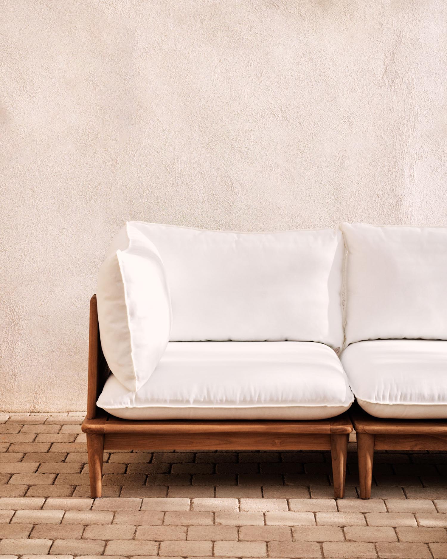 Elegantes Teakholz-Set: 2 Ecksessel, 2 Sessel, 2 Couchtische. Modular, hochwertig und vielseitig von Kave Home.