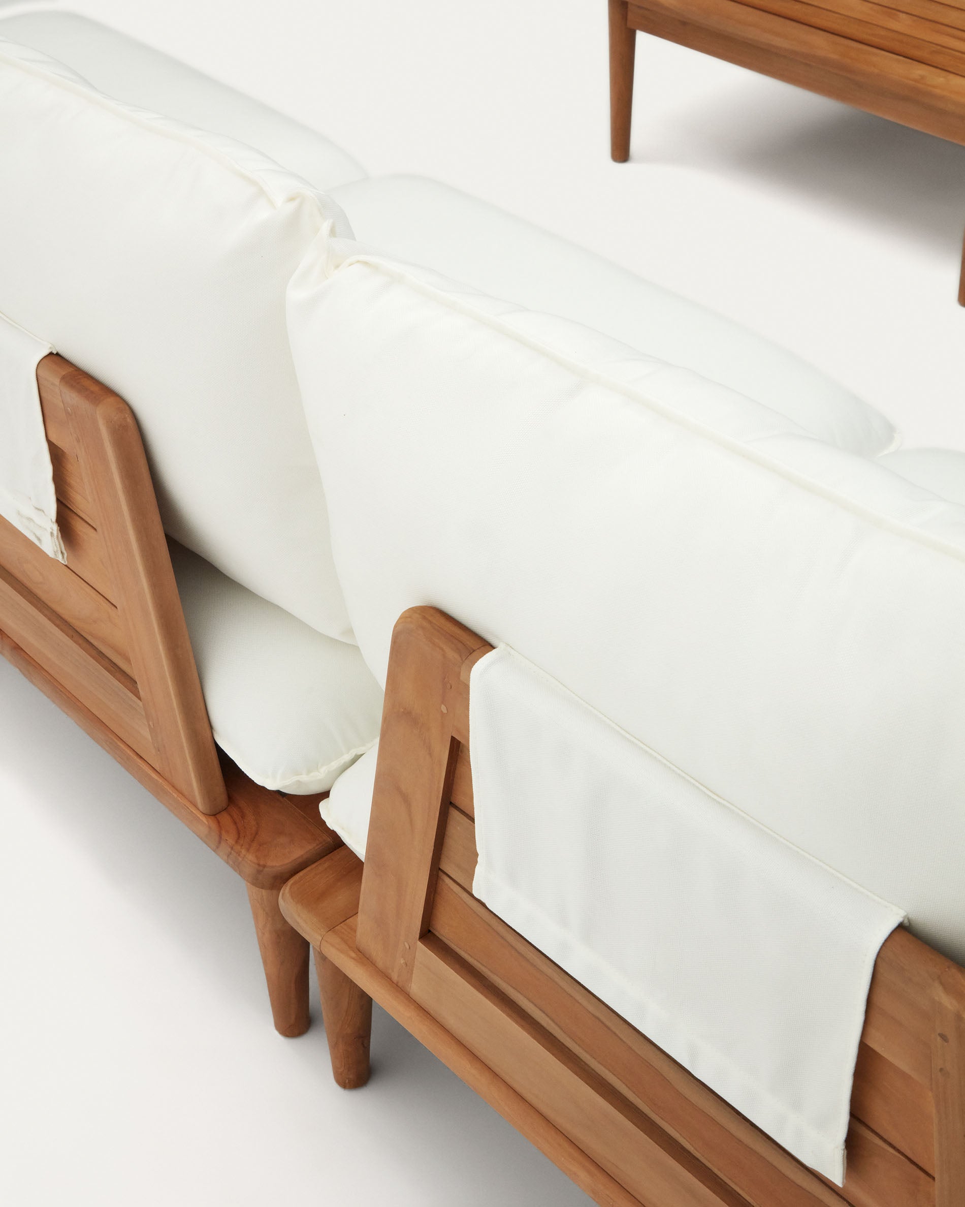 Portitxol Set: 2 Ecksessel, 2 Sessel & 2 Couchtische aus robustem Teakholz. Perfekt für elegante Garten-Lounges, flexibel und langlebig.