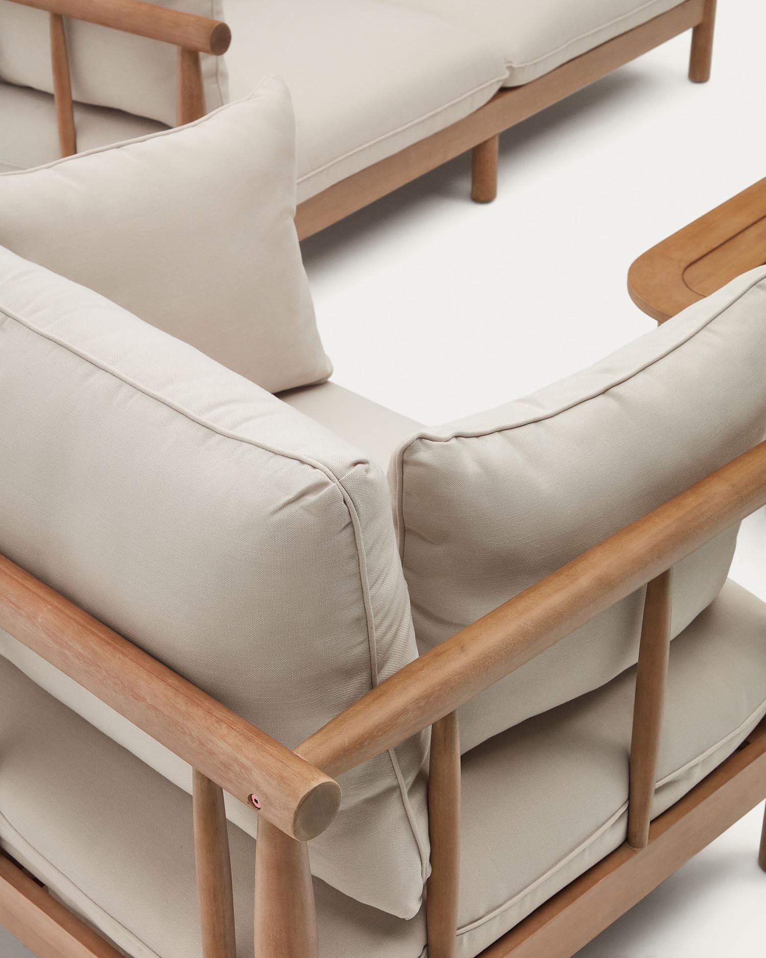 Entdecke das Sacova Set: 2 Sessel, 2-Sitzer-Sofa und Couchtisch aus FSC-zertifiziertem Eukalyptusholz für stilvolle und nachhaltige Outdoor-Momente.