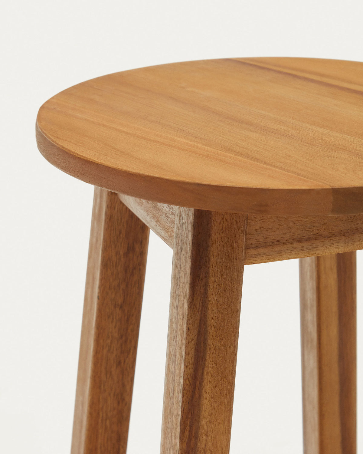 Amel Outdoor Fussablage aus massivem Akazienholz FSC 100% in Natur präsentiert im Onlineshop von KAQTU Design AG. Hocker Outdoor ist von Kave Home