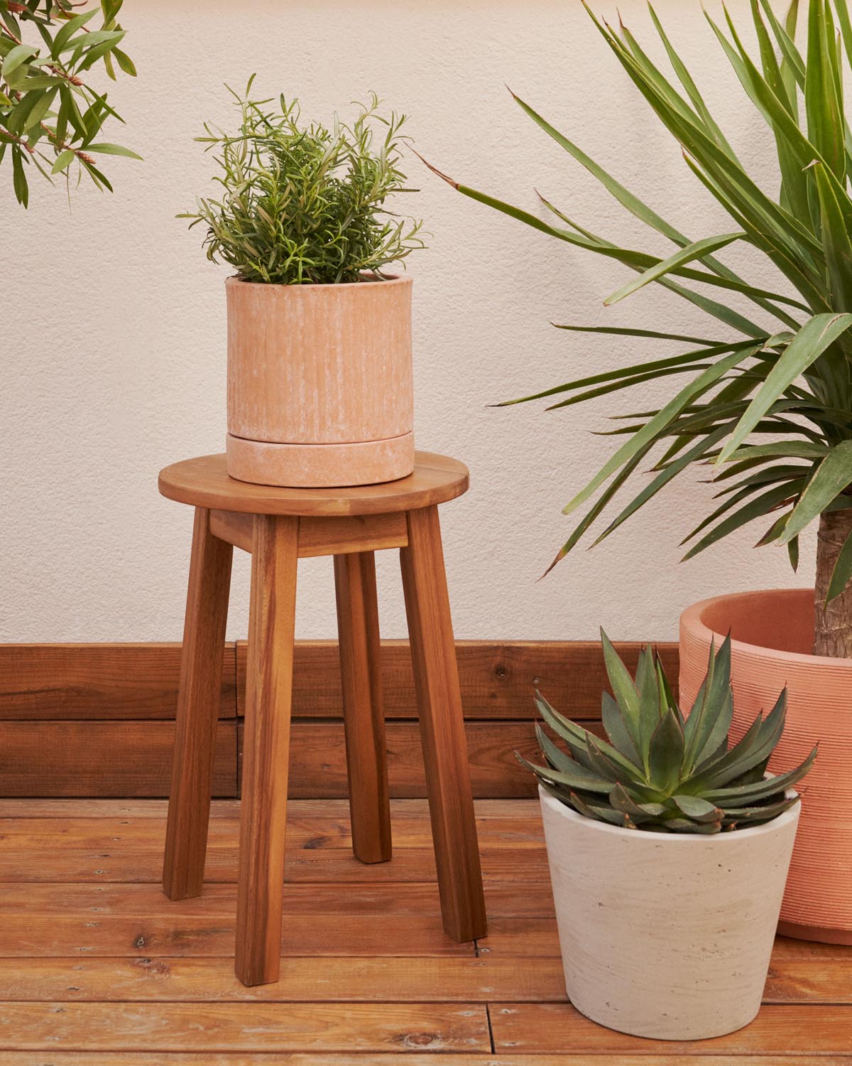 Amel Fussablage: Nachhaltiges Akazienholz für Ihren Gartenkomfort.