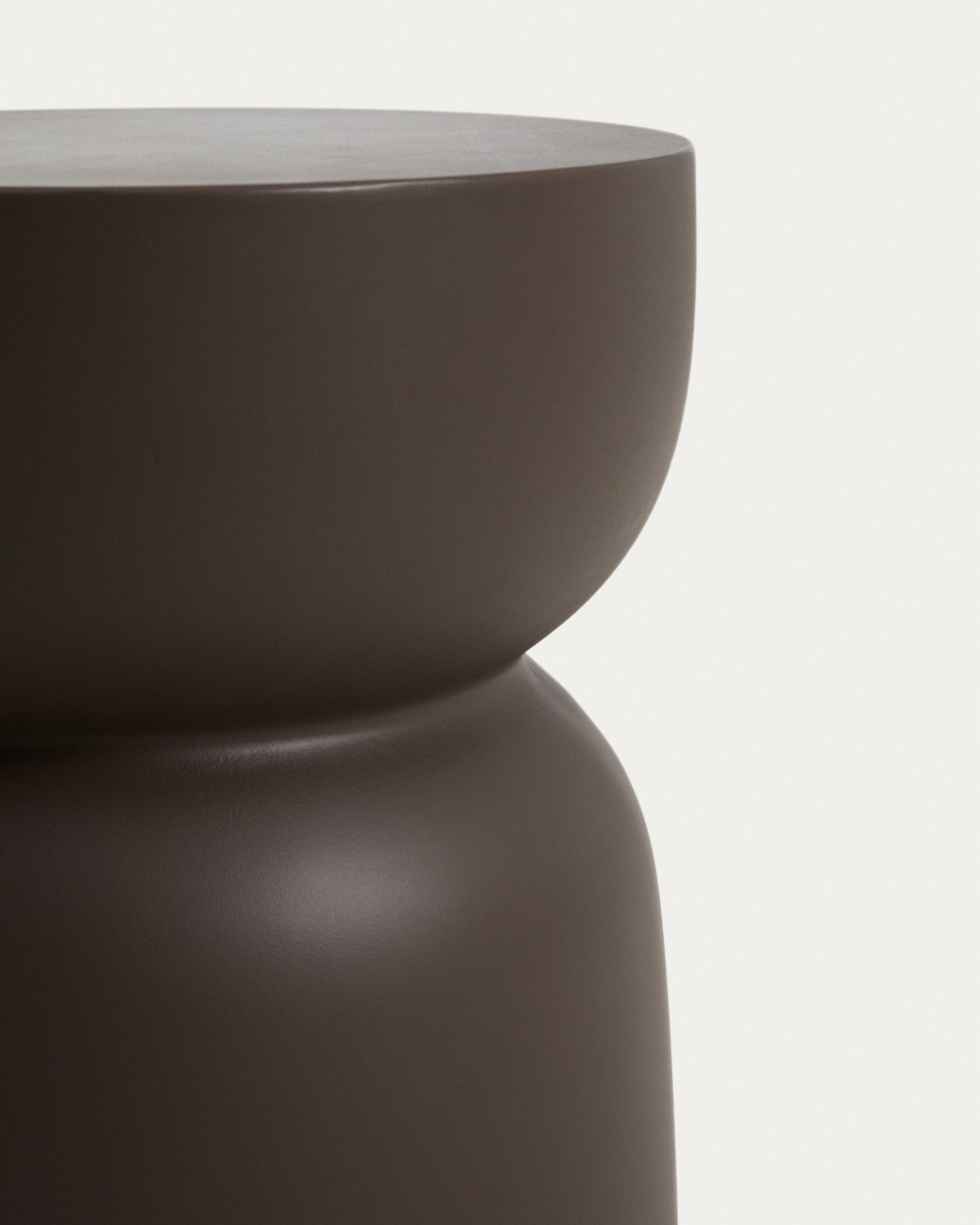 Beistelltisch Garbet aus braunem Zement, Ø 32 cm in Braun präsentiert im Onlineshop von KAQTU Design AG. Beistelltisch Outdoor ist von Kave Home