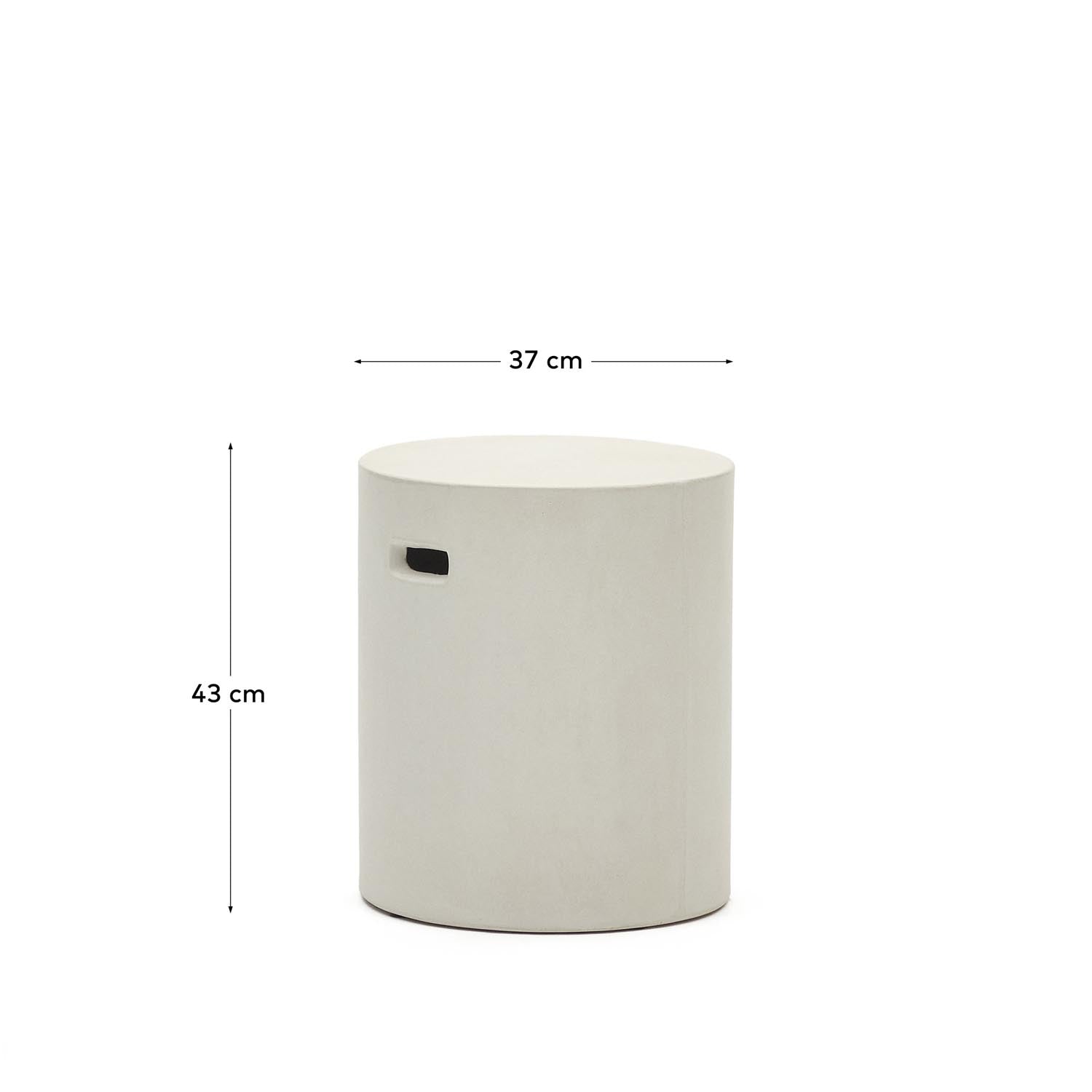 Die Aiguablava Fussablage aus weissem Zement (Ø 37 cm) von Kave Home vereint minimalistisches Design mit Robustheit und Vielseitigkeit.