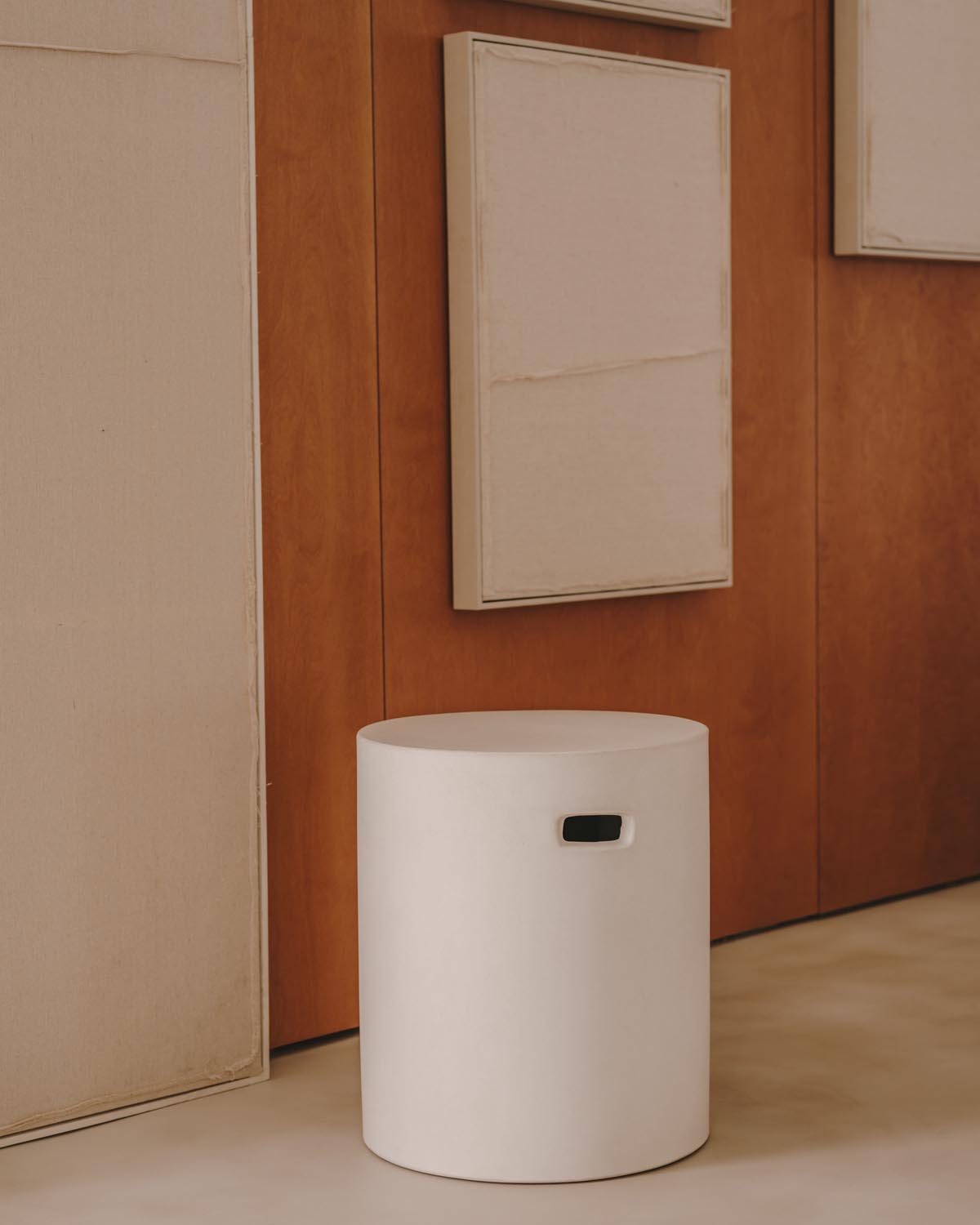 Elegante Fussablage aus weissem Zement, ideal für drinnen und draussen, bietet Stil und Funktionalität in jedem Raum.