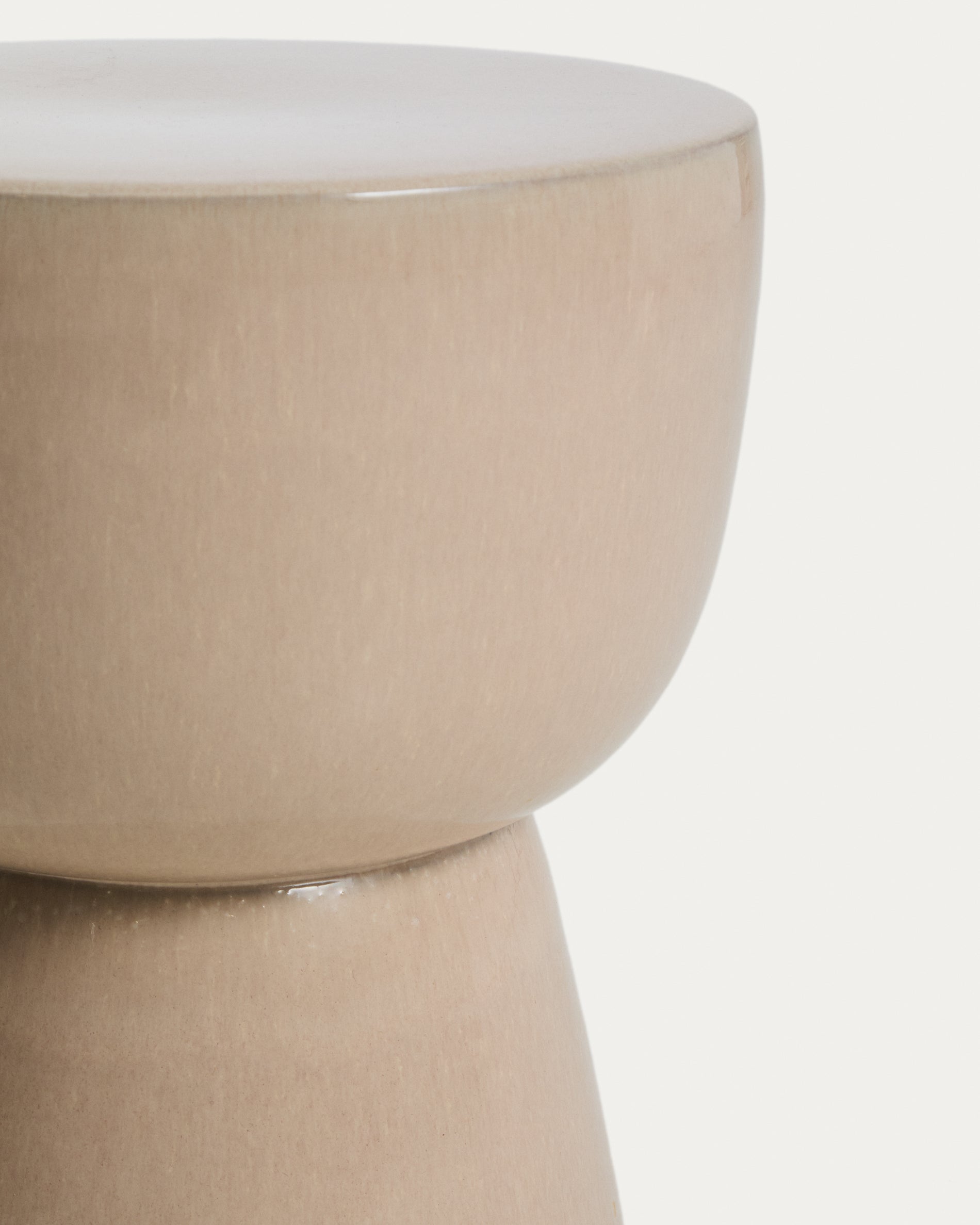 Outdoor-Beistelltisch Mesquida aus Keramik mit ecrufarbener Glasur, Ø 36 cm in Beige präsentiert im Onlineshop von KAQTU Design AG. Beistelltisch Outdoor ist von Kave Home