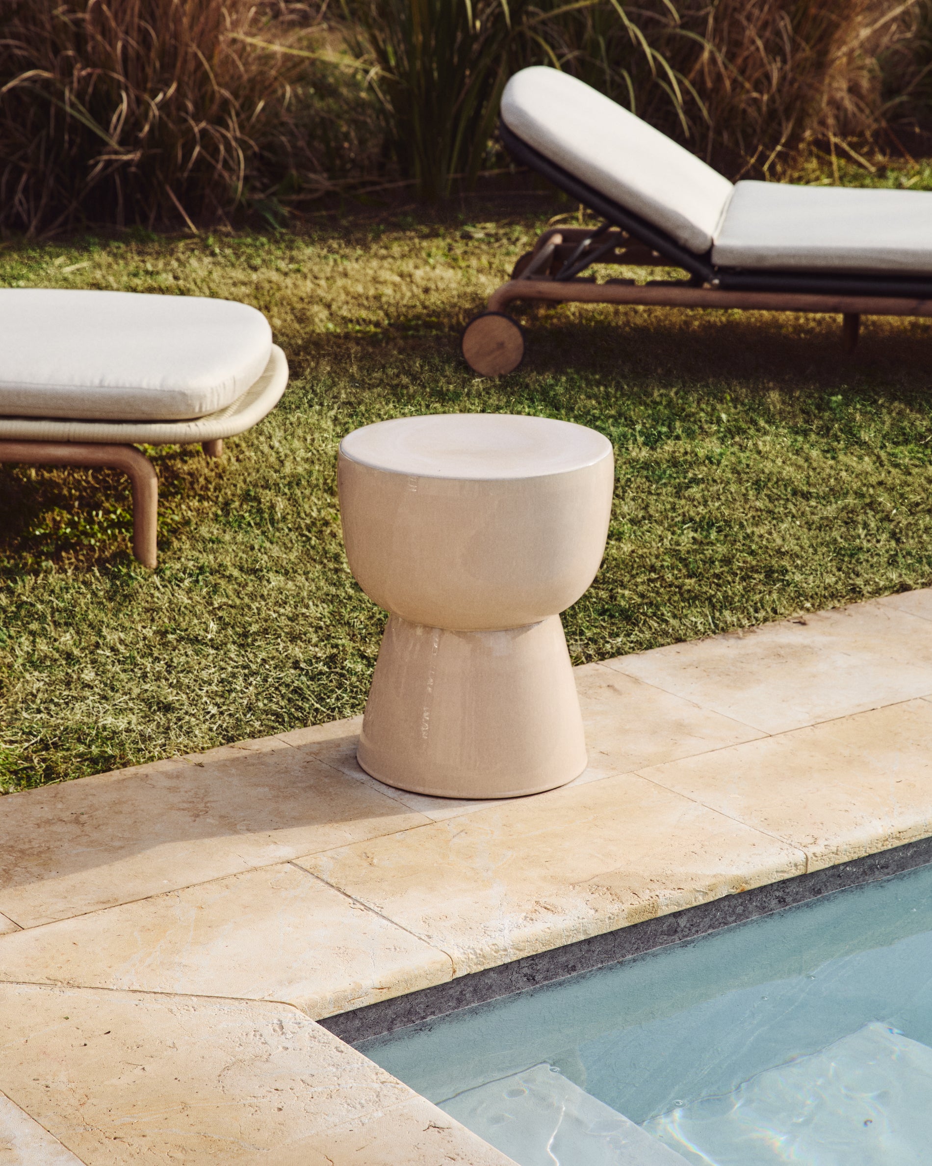 Outdoor-Beistelltisch Mesquida aus Keramik mit ecrufarbener Glasur, Ø 36 cm in Beige präsentiert im Onlineshop von KAQTU Design AG. Beistelltisch Outdoor ist von Kave Home