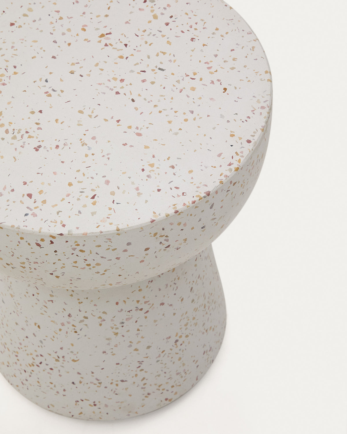 Pada Beistelltisch weisser Terrazzo Ø 40 cm in Weiss, Beige präsentiert im Onlineshop von KAQTU Design AG. Beistelltisch Outdoor ist von Kave Home