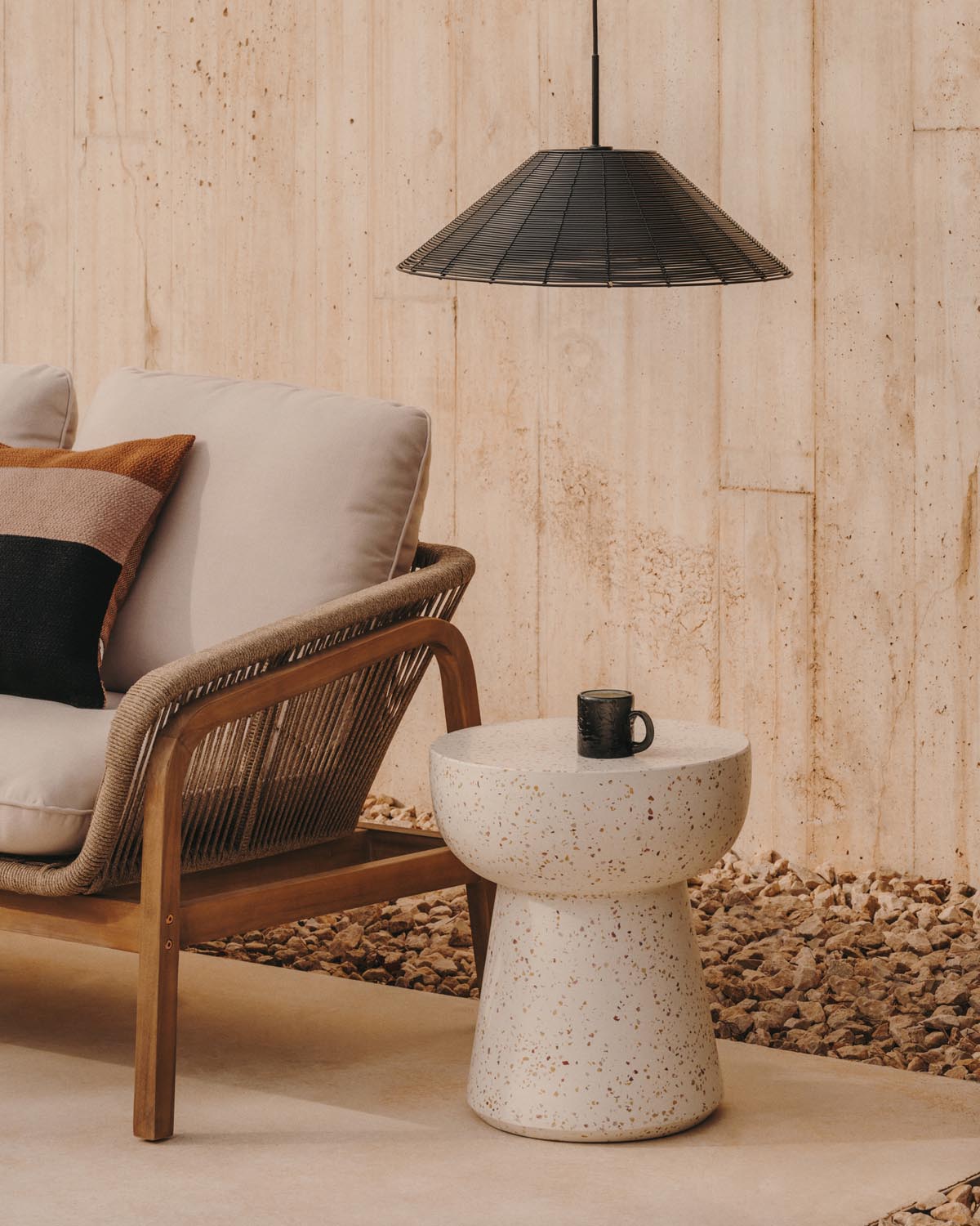 Eleganter Pada Beistelltisch aus weissem Terrazzo, Ø 40 cm, von Kave Home.