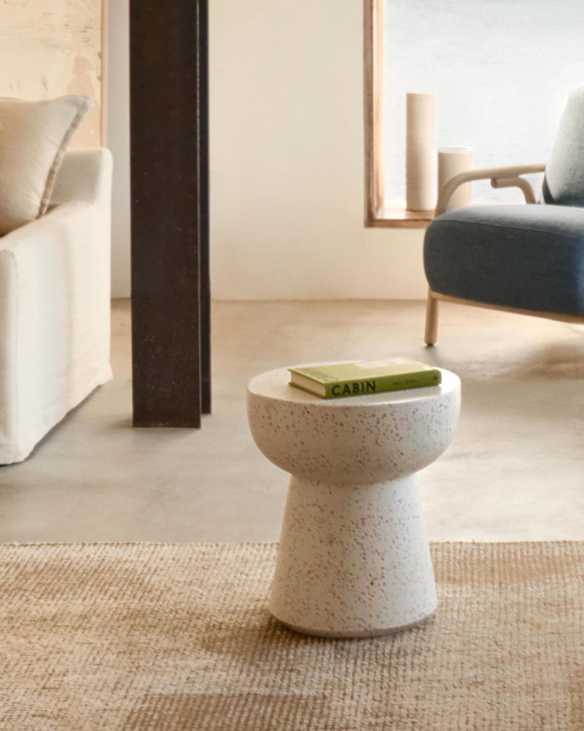 Stilvoller Pada Beistelltisch, weisser Terrazzo, Ø 40 cm, Kave Home.