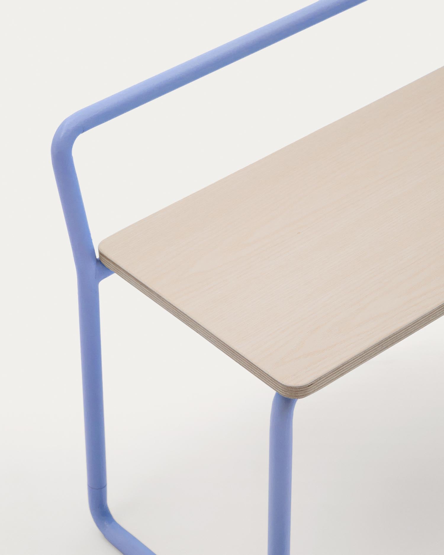 Moderne Sitzbank Tinn aus hochwertigem Eschenfurnier und robustem blauen Metallgestell, 75 cm lang. Ideal für Flur, Wohnzimmer oder Kinderzimmer.