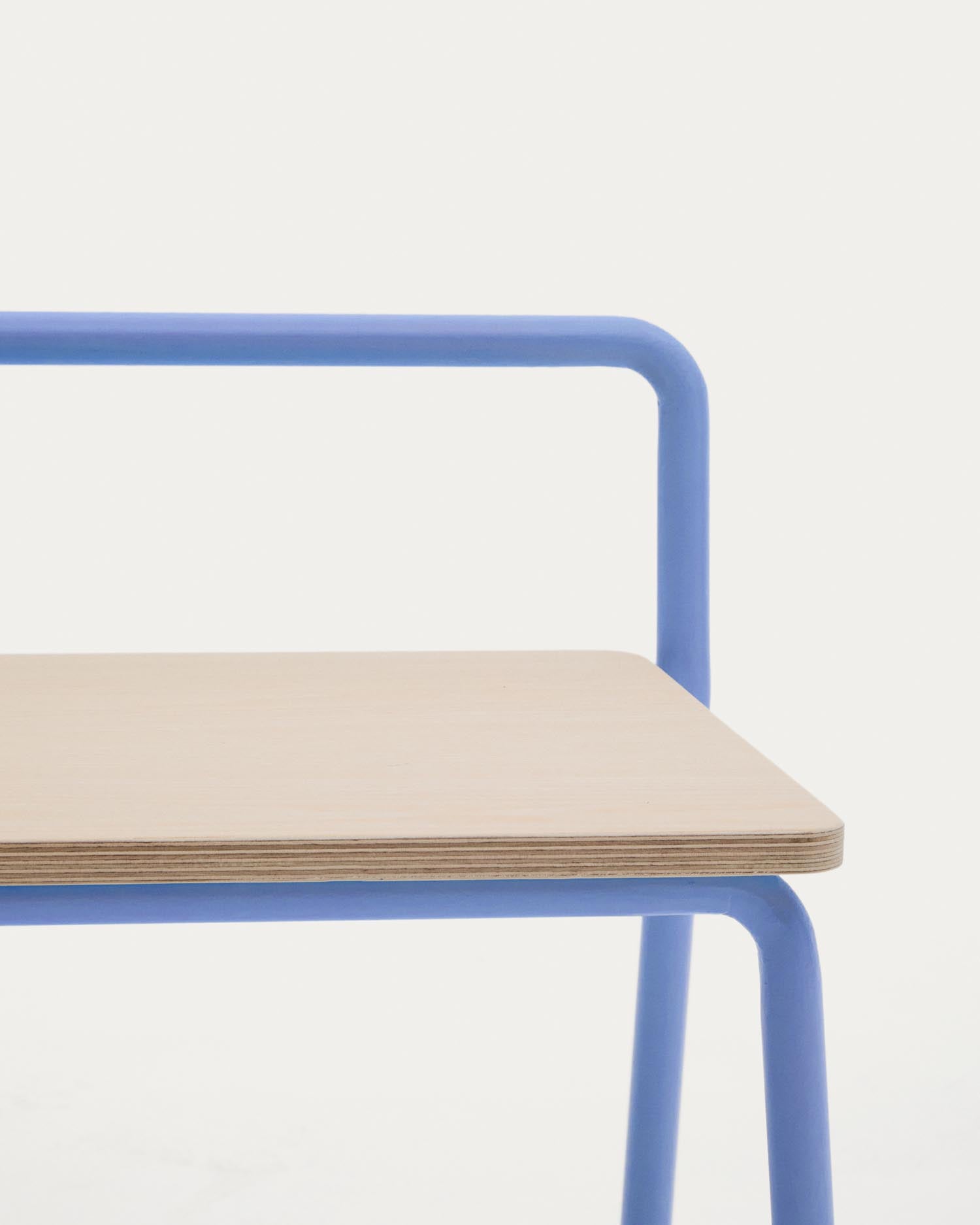 Elegante Bank Tinn von Kave Home: 75 cm aus Eschenfurnier und blauem Metallgestell. Vielseitig einsetzbar für jeden Raum.